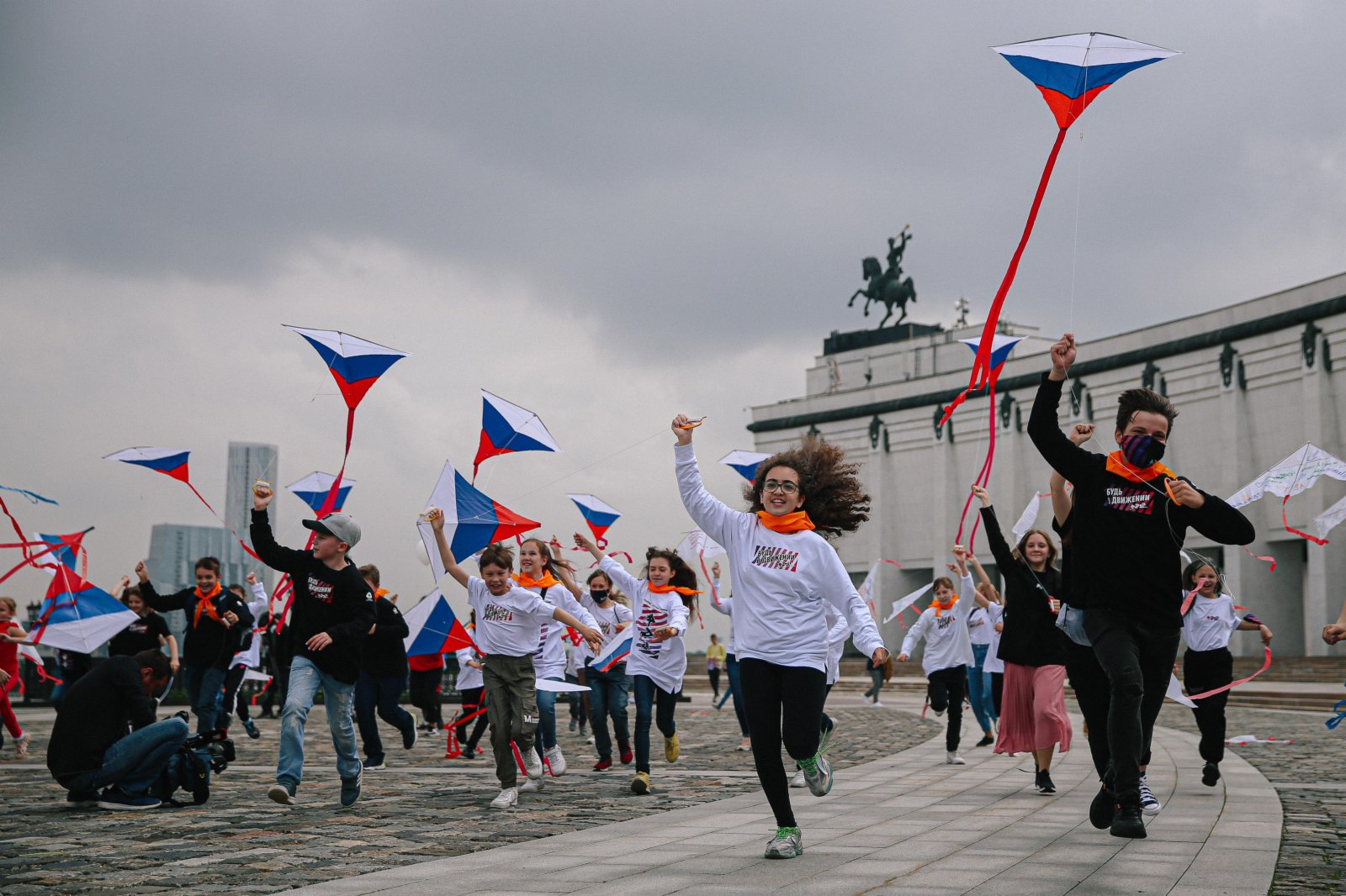 6月12日，在俄羅斯首都莫斯科，孩子們放飛風箏，慶祝俄羅斯的國慶日「俄羅斯日」。（新華社）