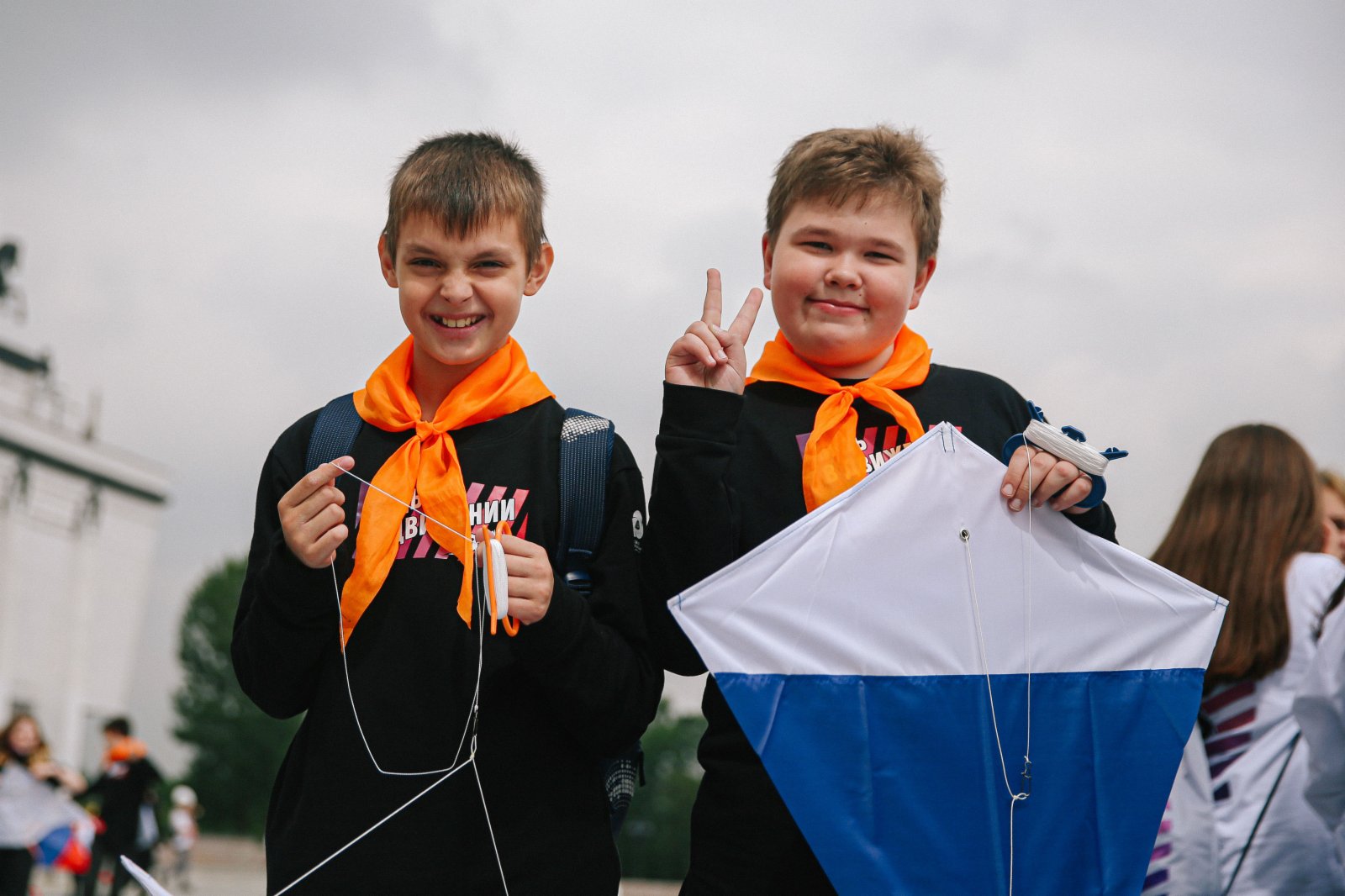  6月12日，在俄羅斯首都莫斯科，孩子們展示要放飛的風箏，慶祝俄羅斯的國慶日「俄羅斯日」。（新華社）