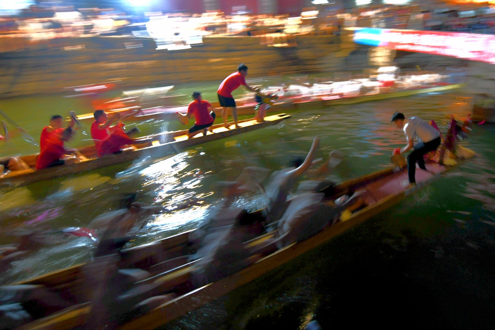 6月11日晚，福州市長樂區江田鎮三溪村村民在夜賽龍舟。