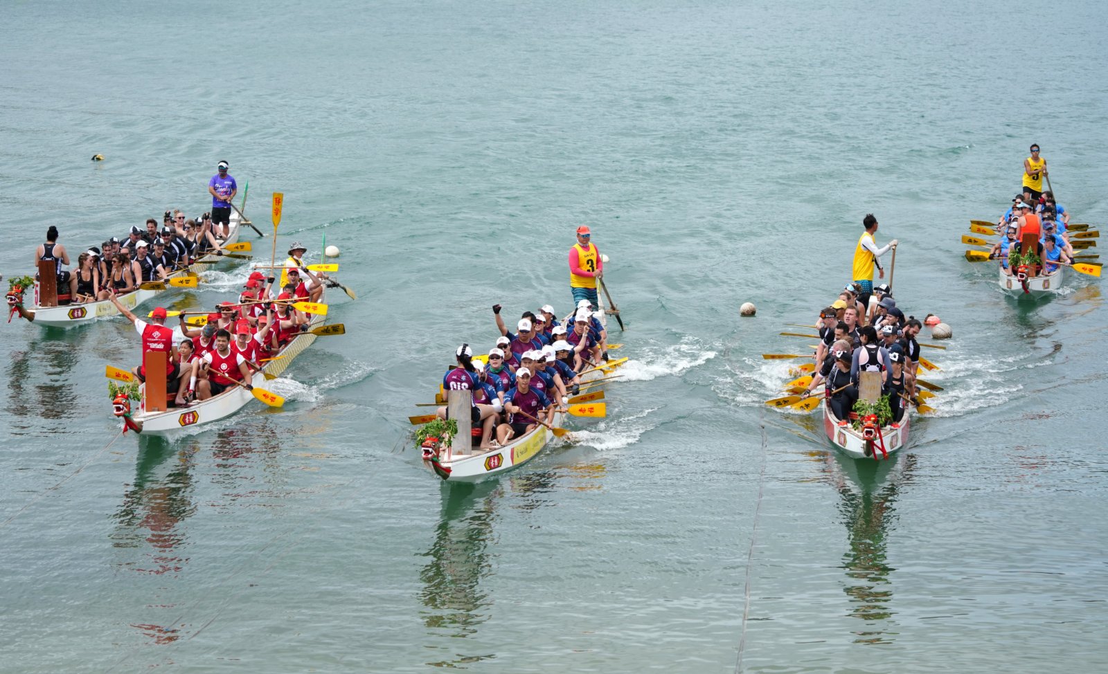 6月14日端午節，由本地選手參賽的「赤柱邀請杯2021」龍舟賽在赤柱正灘舉行。（中新社）