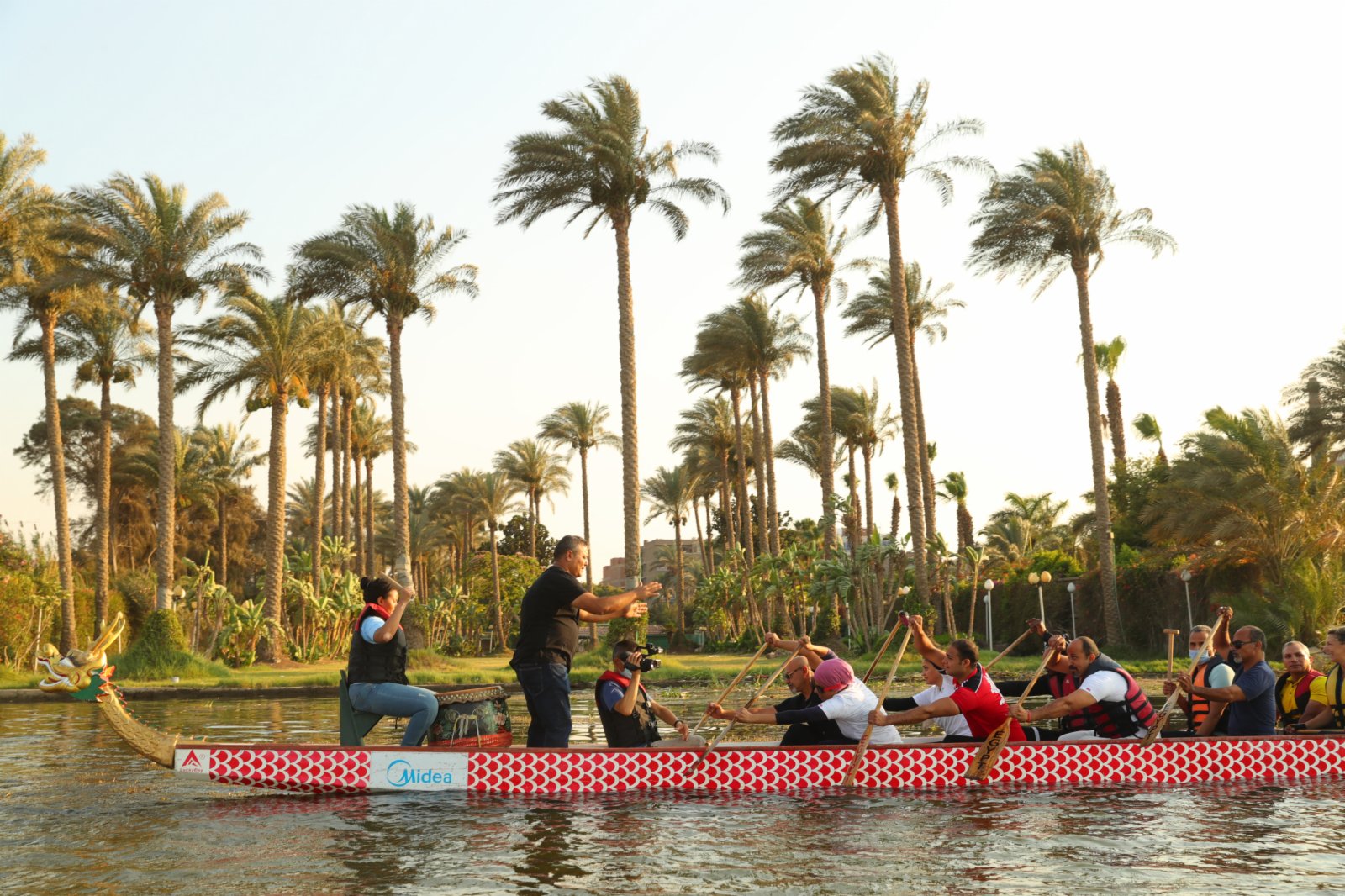 在埃及首都開羅，埃及龍舟文化體驗基地的龍舟隊在尼羅河上進行龍舟競賽。