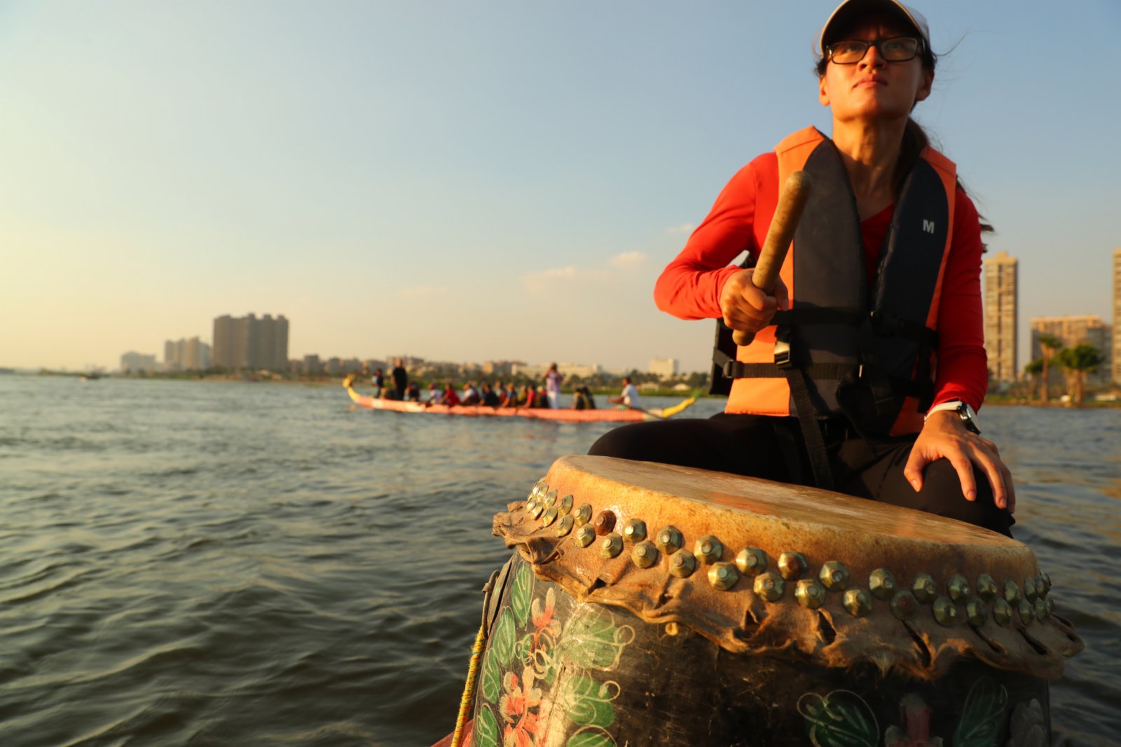 在埃及首都開羅，埃及龍舟文化體驗基地的龍舟隊在尼羅河上進行龍舟競賽。