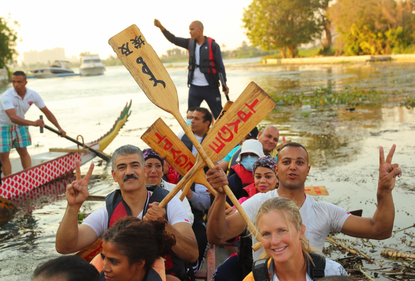 在埃及首都開羅，埃及龍舟文化體驗基地的龍舟隊在尼羅河上參加龍舟競賽。