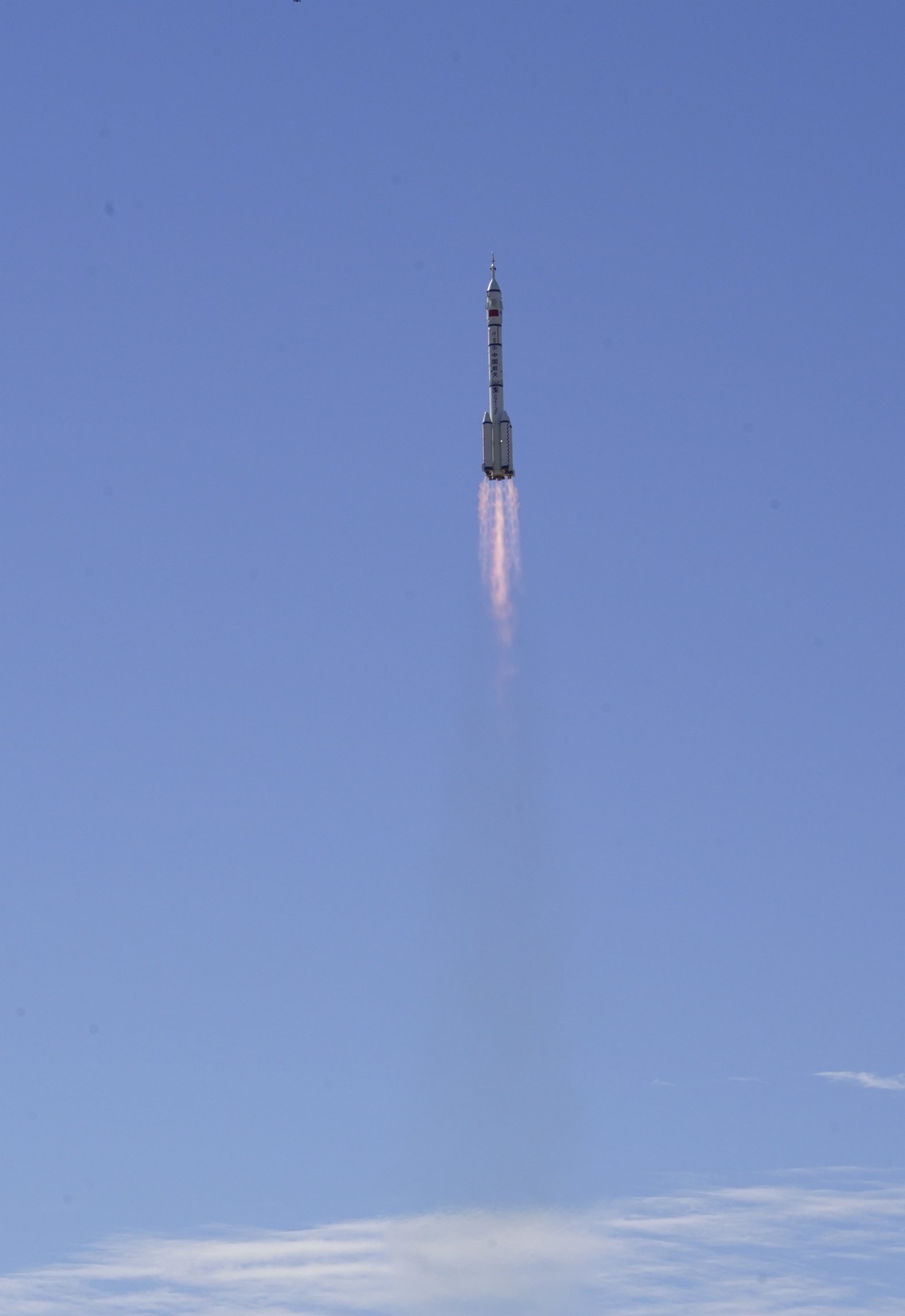 6月17日，搭載著神舟十二號載人飛船的長征二號F遙十二運載火箭在酒泉衛星發射中心點火升空。新華社