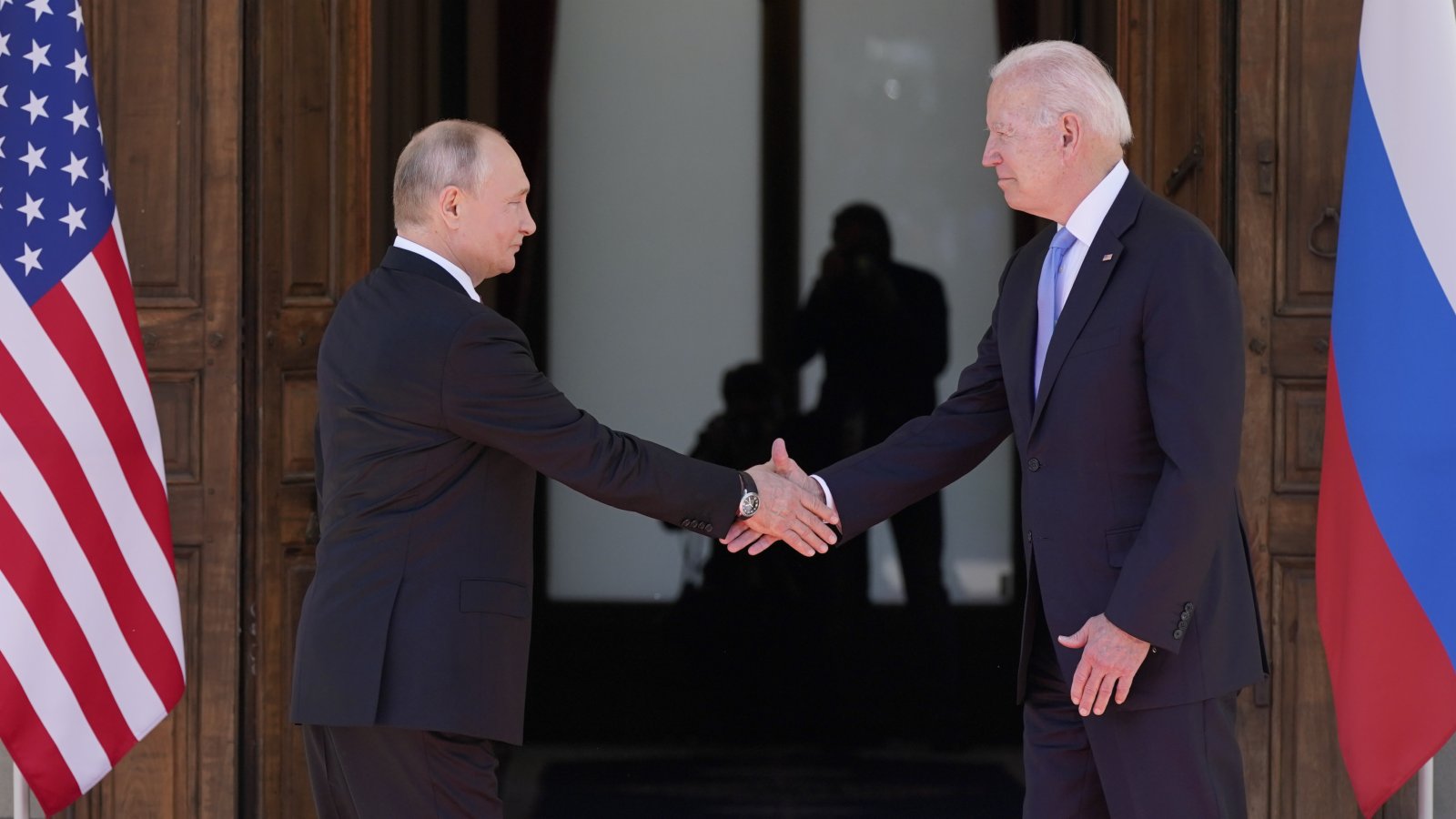 俄羅斯總統普京和美國總統拜登在會談前握手。美聯社