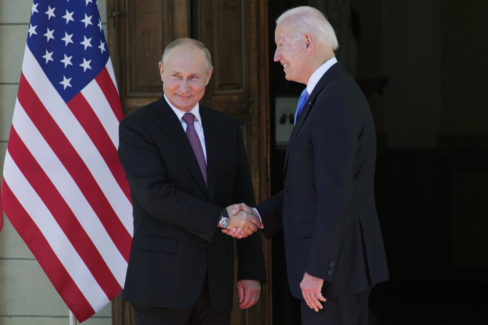俄羅斯總統普京和美國總統拜登在會談前握手。美聯社