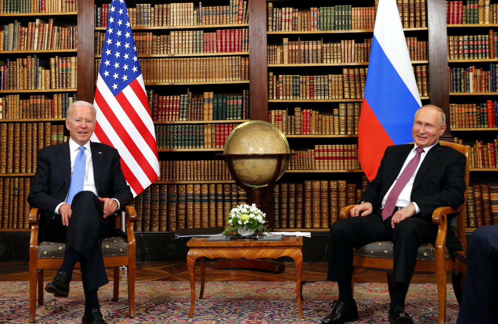 圖為俄羅斯總統普京和美國總統拜登在別墅內進行會談。新華社