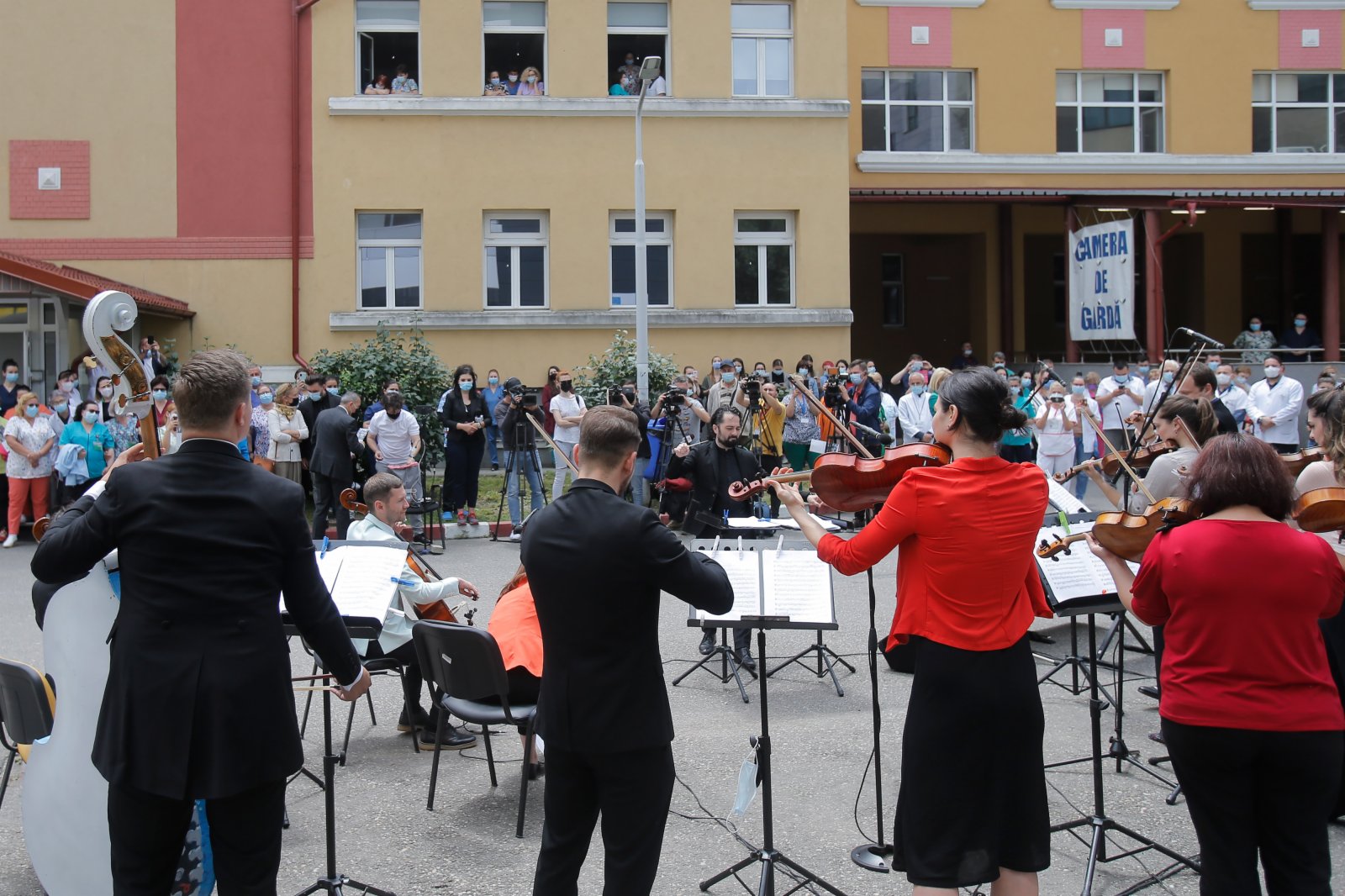 6月16日，羅馬尼亞首都布加勒斯特一個樂隊在馬太·巴爾什醫院演出。（新華社）