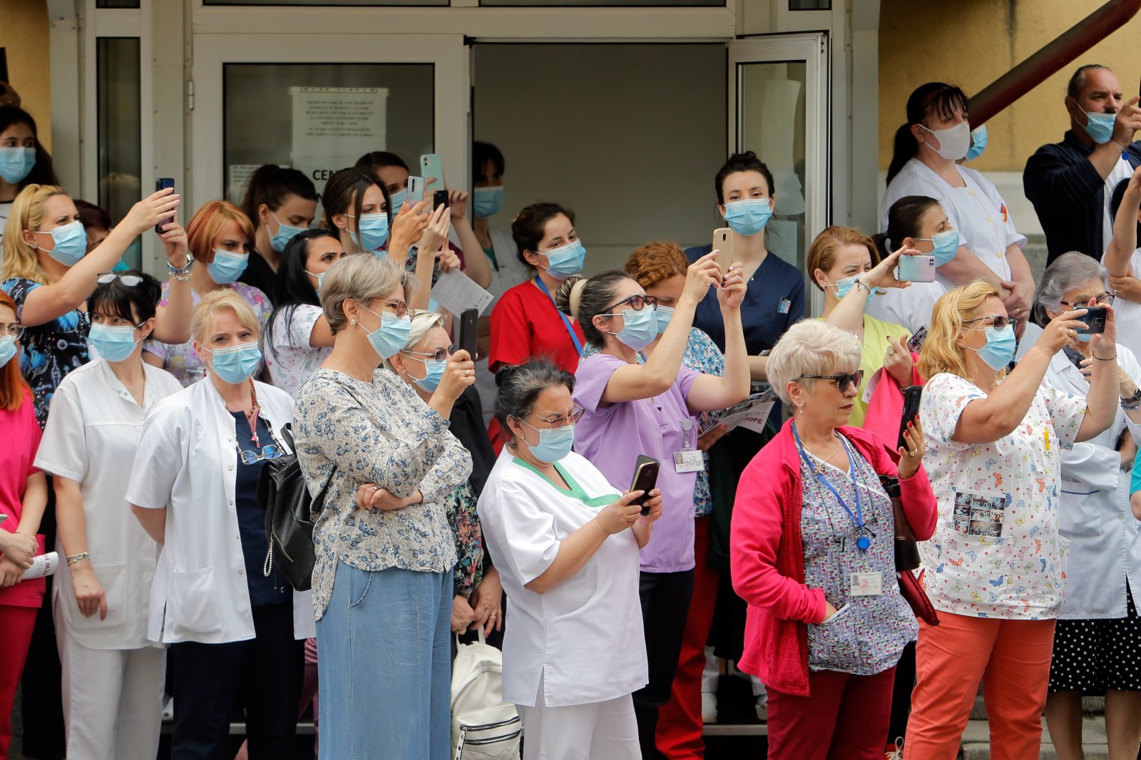 6月16日，醫務人員在羅馬尼亞首都布加勒斯特的馬太·巴爾什醫院觀看演出。（新華社）