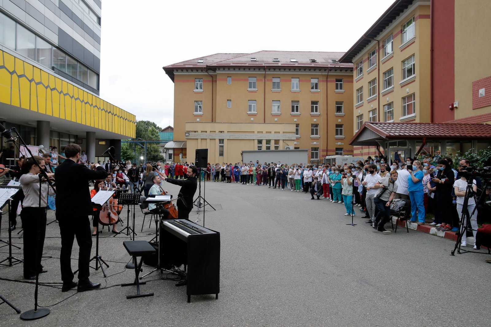 6月16日，羅馬尼亞首都布加勒斯特一個樂隊在馬太·巴爾什醫院演出。（新華社）