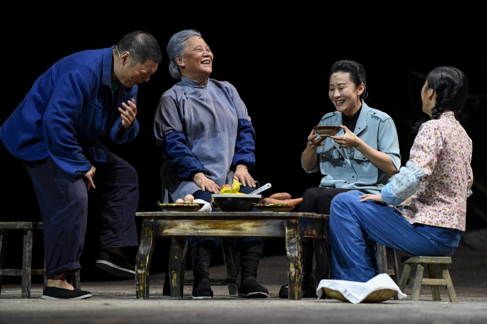 6月16日，演員在銀川劇院表演話劇《情系賀蘭》。（新華社）