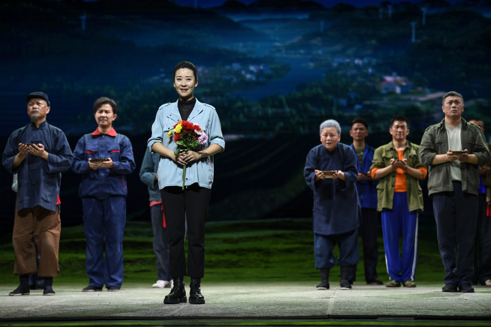 6月16日，演員在銀川劇院表演話劇《情系賀蘭》。（新華社）