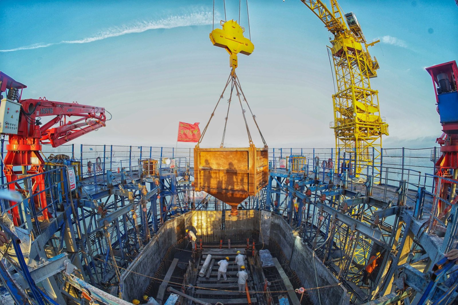 工人在深中通道伶仃洋大橋東索塔進行澆築混凝土施工（6月16日攝）。