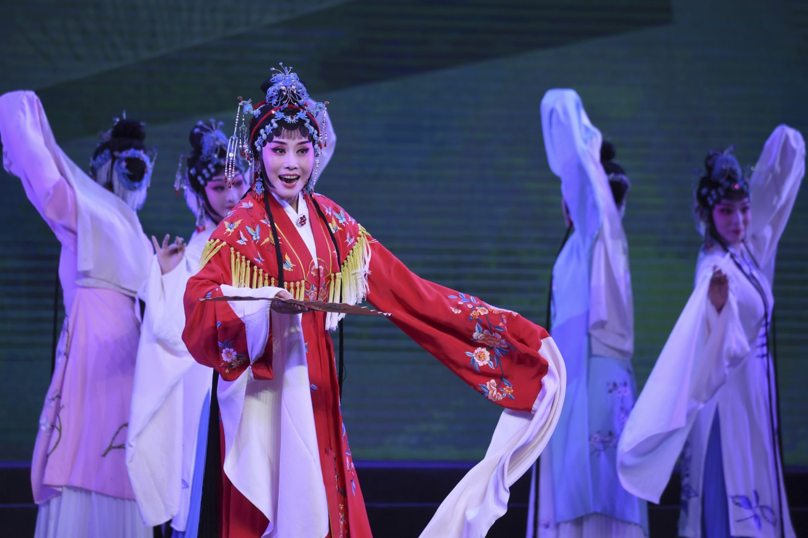 6月17日，演員在表演閩劇《雙蝶扇》選段。（新華社）