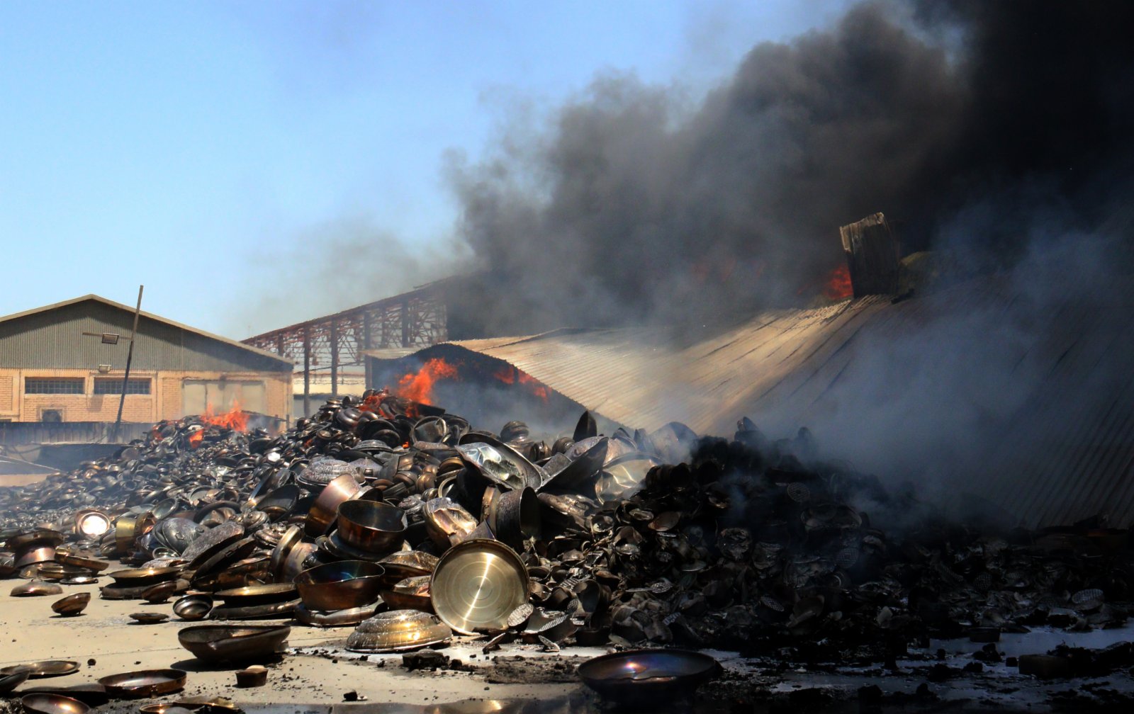 這是6月19日在科威特首都省拍攝的一處起火的倉庫。（新華社）