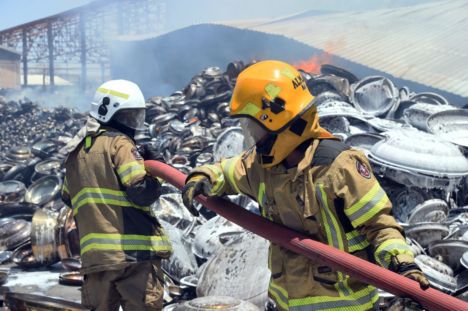 6月19日，消防人員在科威特首都省一處倉庫火災現場滅火。（新華社）