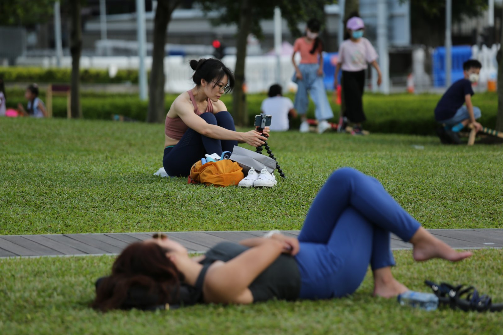 6月19日，香港疫情放緩，有市民在添馬公園休閑消暑。（中新社）