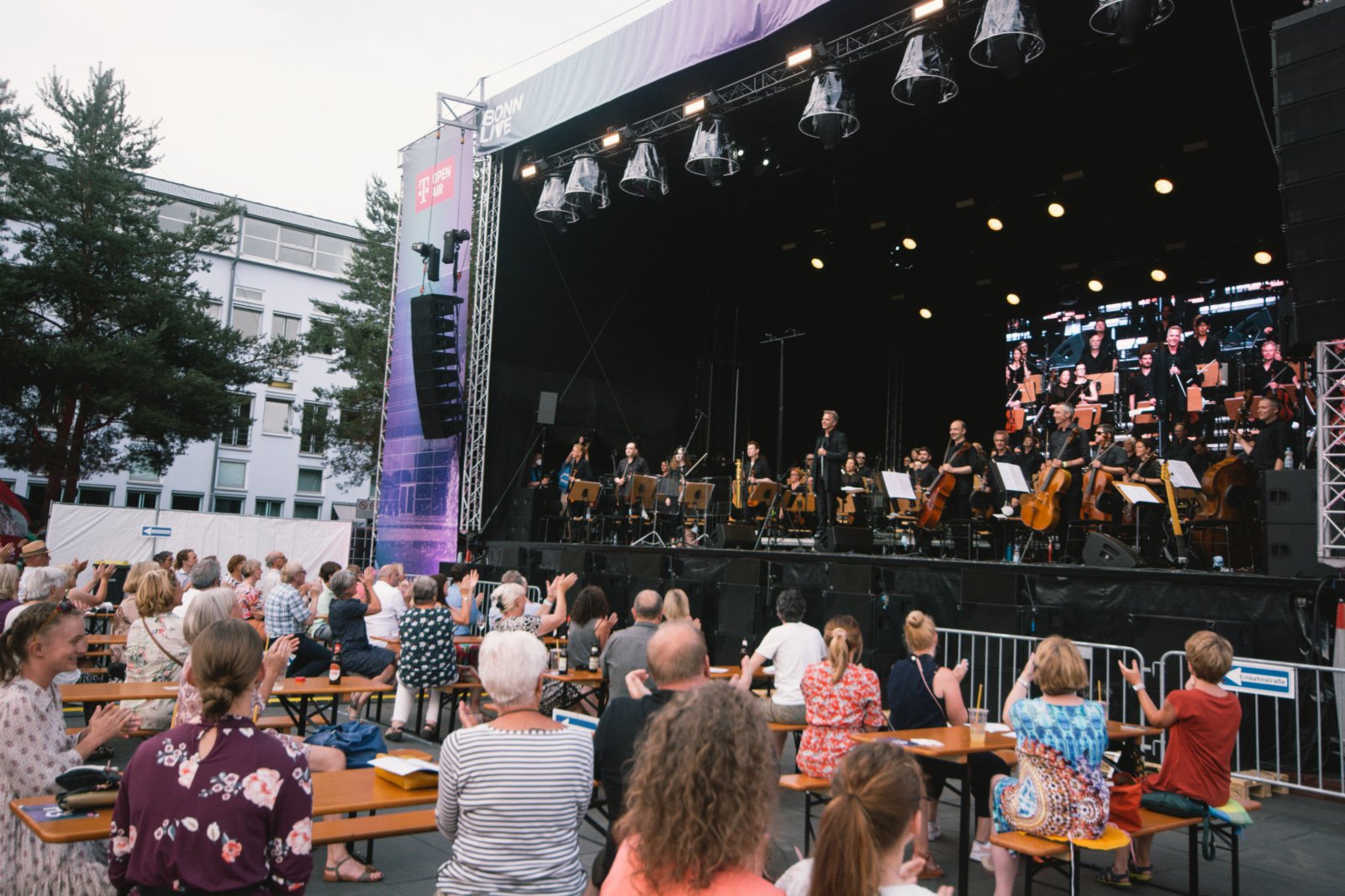 6月19日，人們在德國波恩舉辦的音樂會上欣賞波恩貝多芬交響樂團帶來的表演。（新華社）