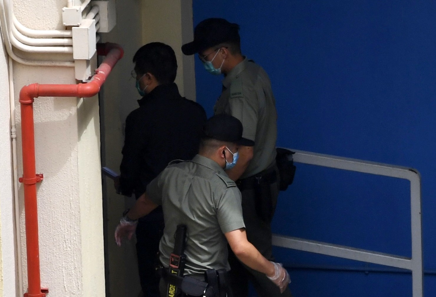 6月19日下午，香港《蘋果日報》總編輯羅偉光被押至荔枝角收押所。（中新社）