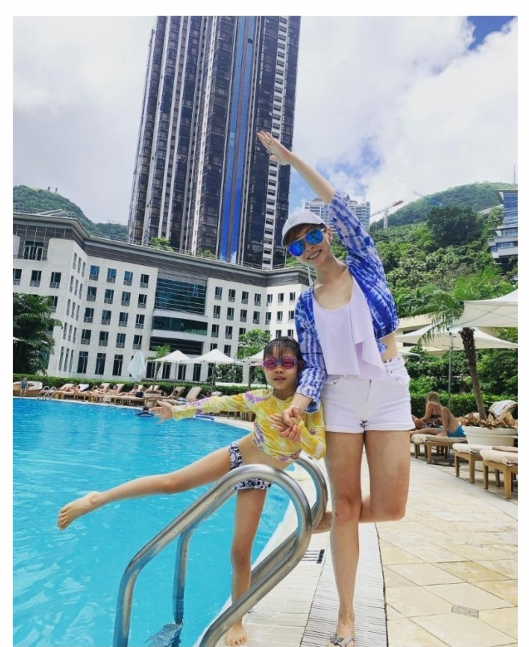盈盈陪女兒下水。 盈盈陪女兒下水。