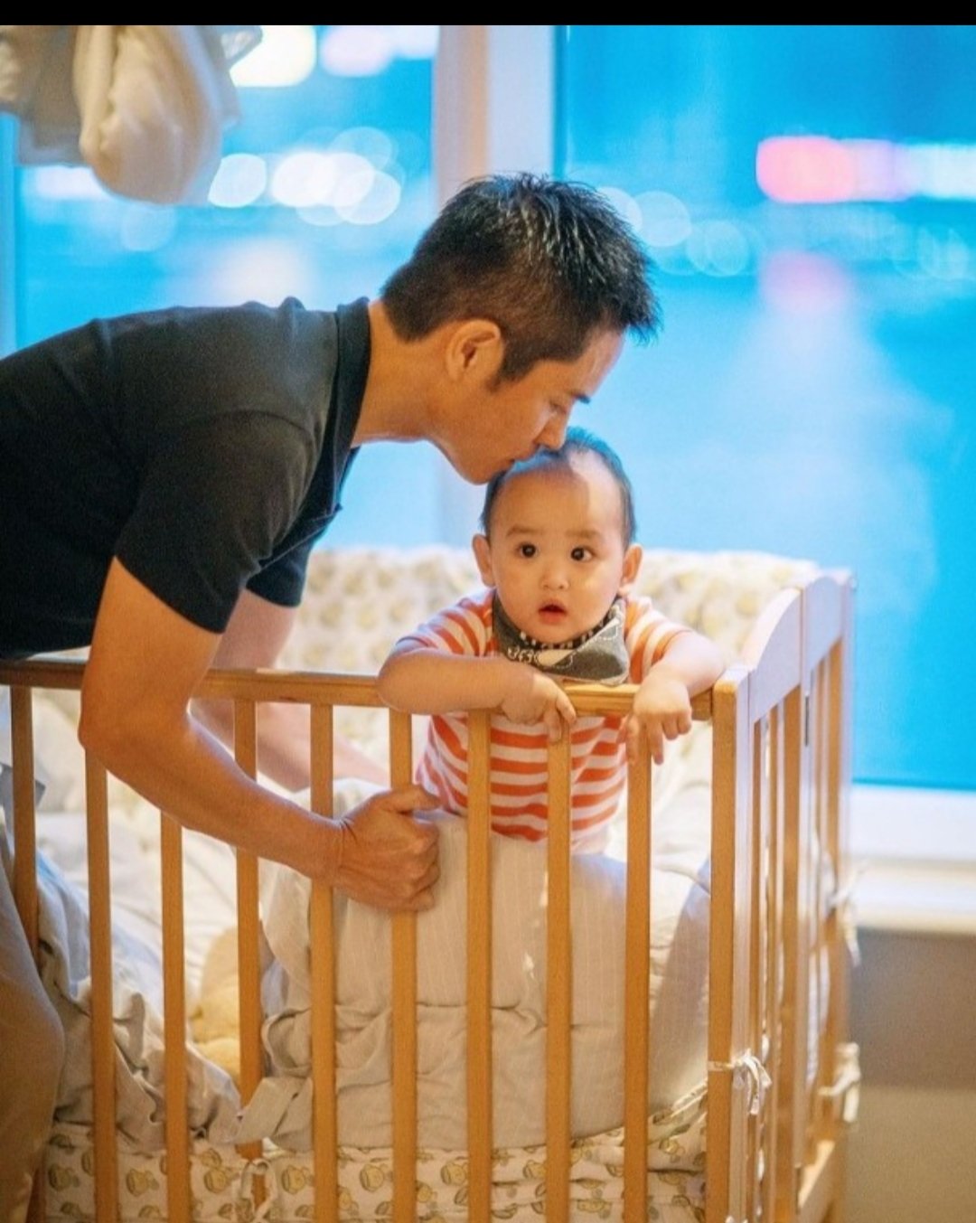 鄭嘉穎同老婆陳凱琳(Grace)帶同一對兒子到酒店度假,從他們社交平台po相可見,在房間內準備小帳篷,營造Camping氣氛。他們更細心地準備BB床。Grace留言說:「囝囝有一個如此無條件地愛他們的父親而感到幸福,多謝鄭嘉穎為這個家付出的一切。」 鄭嘉穎同老婆陳凱琳(Grace)帶同一對兒子到酒店度假,從他們社交平台po相可見,在房間內準備小帳篷,營造Camping氣氛。他們更細心地準備BB床。Grace留言說:「囝囝有一個如此無條件地愛他們的父親而感到幸福,多謝鄭嘉穎為這個家付出的一切。」