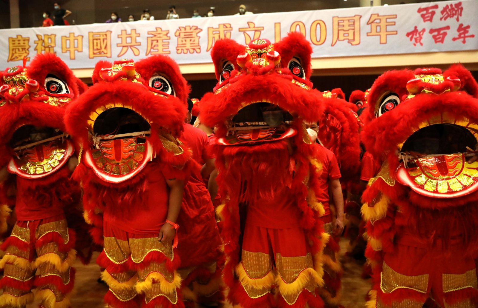 香港市民在舞獅慶賀。（資料圖片）