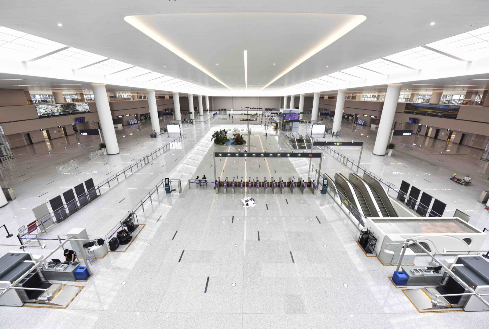 這是6月23日拍攝的成都天府國際機場交通中心的換乘大廳。（新華社）
