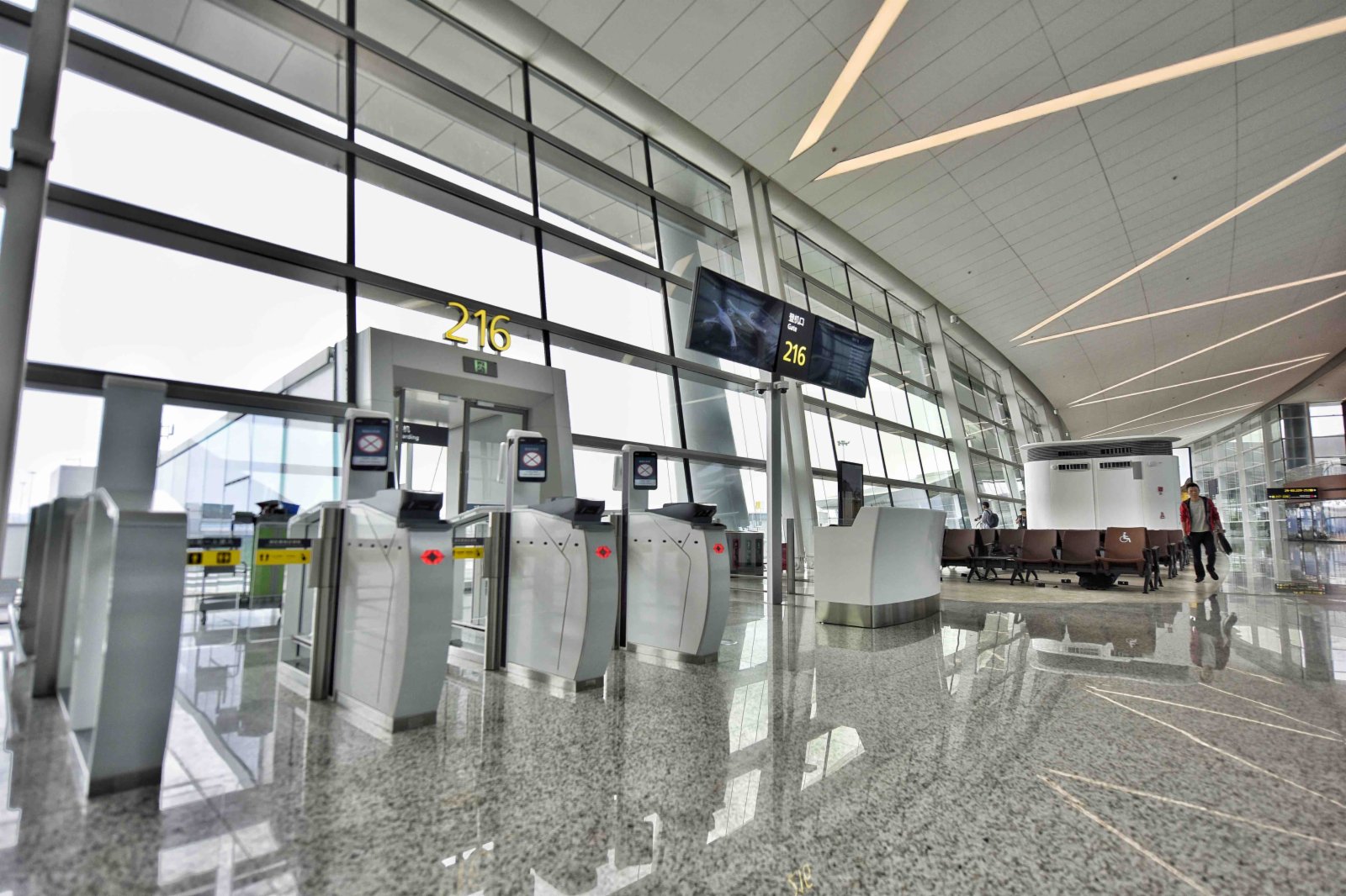 這是6月23日拍攝的成都天府國際機場T2航站樓內的登機口。（新華社）