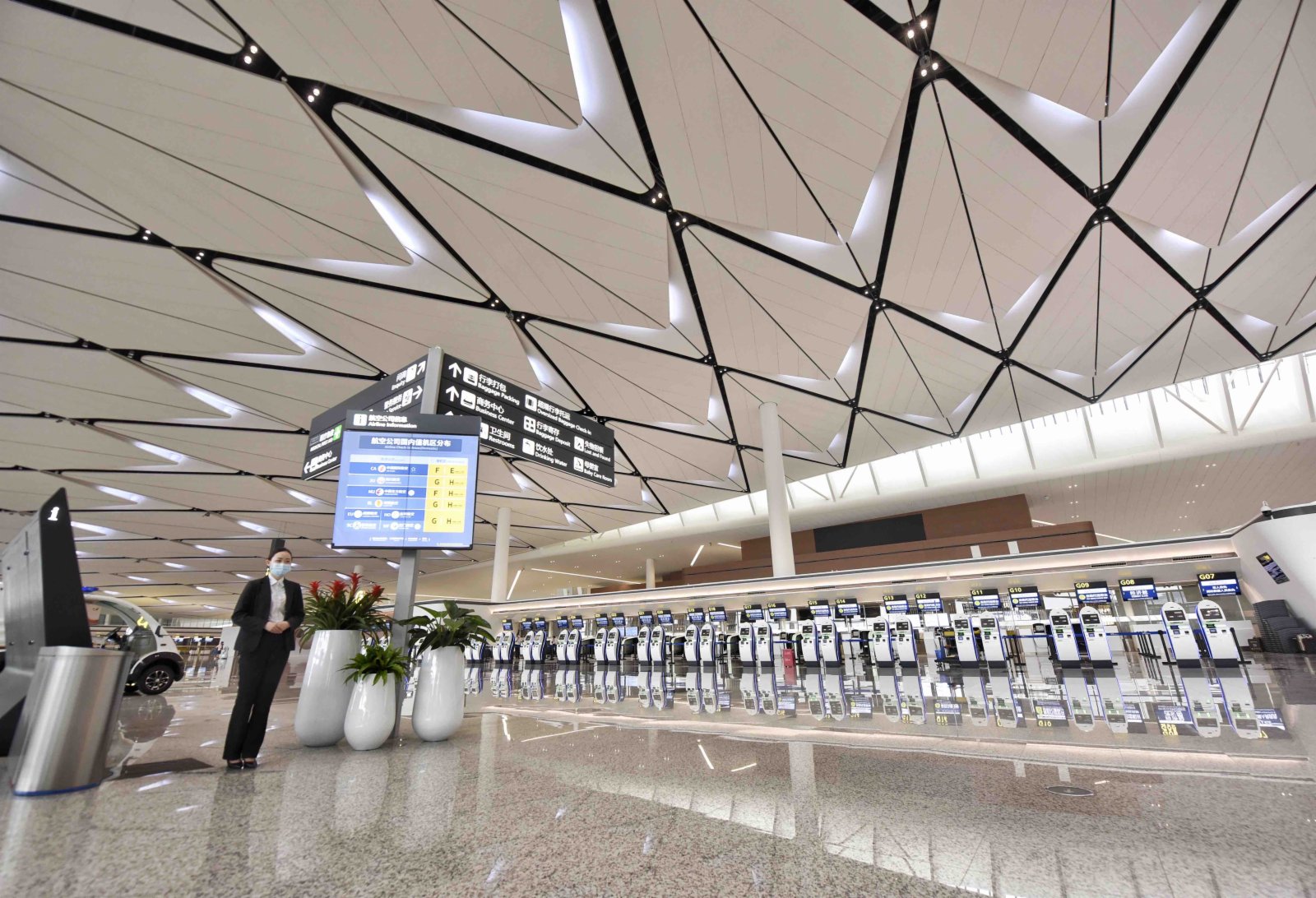 這是6月23日拍攝的成都天府國際機場T2航站樓內部。（新華社）