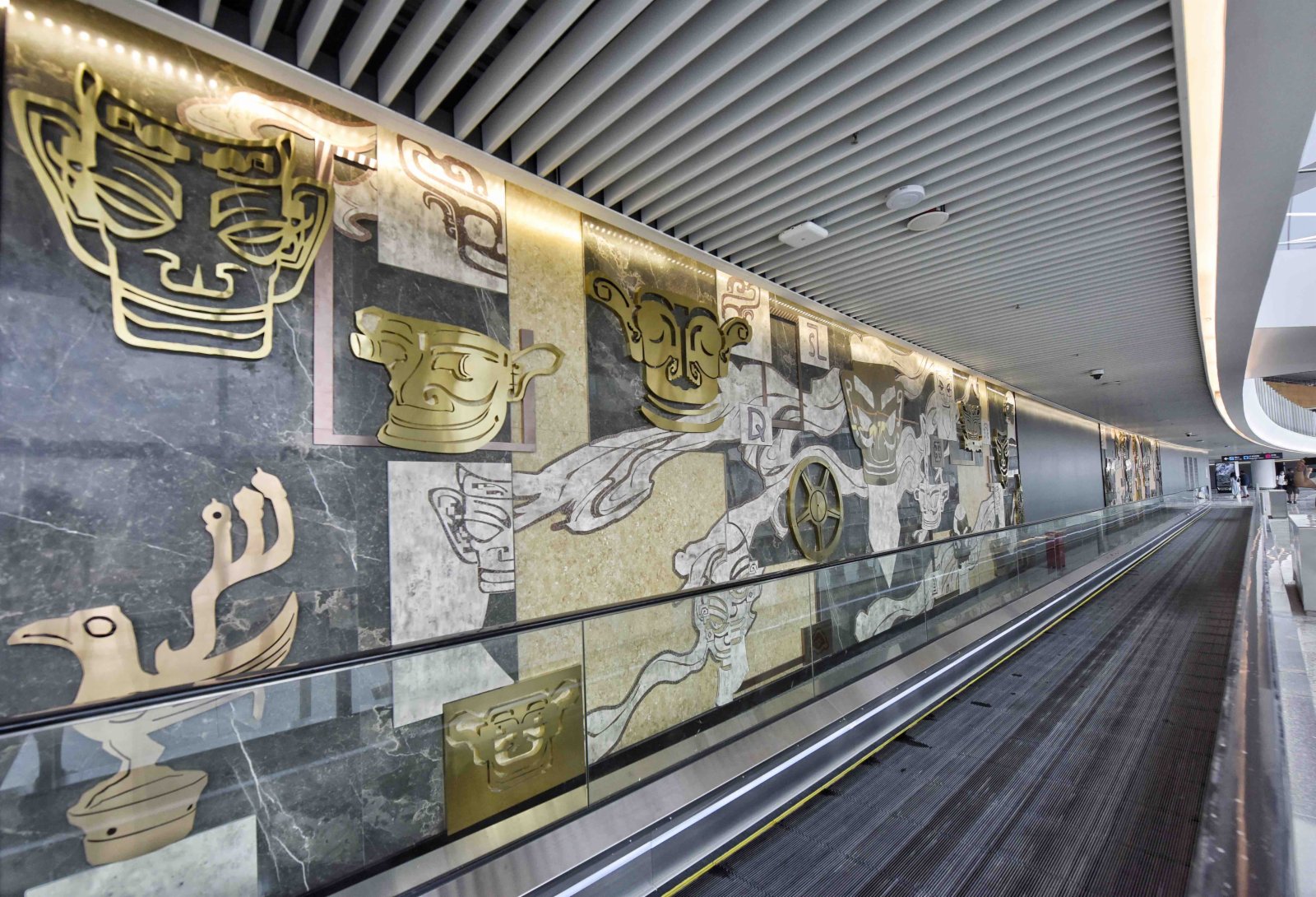 這是6月23日拍攝的成都天府國際機場T1航站樓到達廊三星堆主題牆面藝術。（新華社）