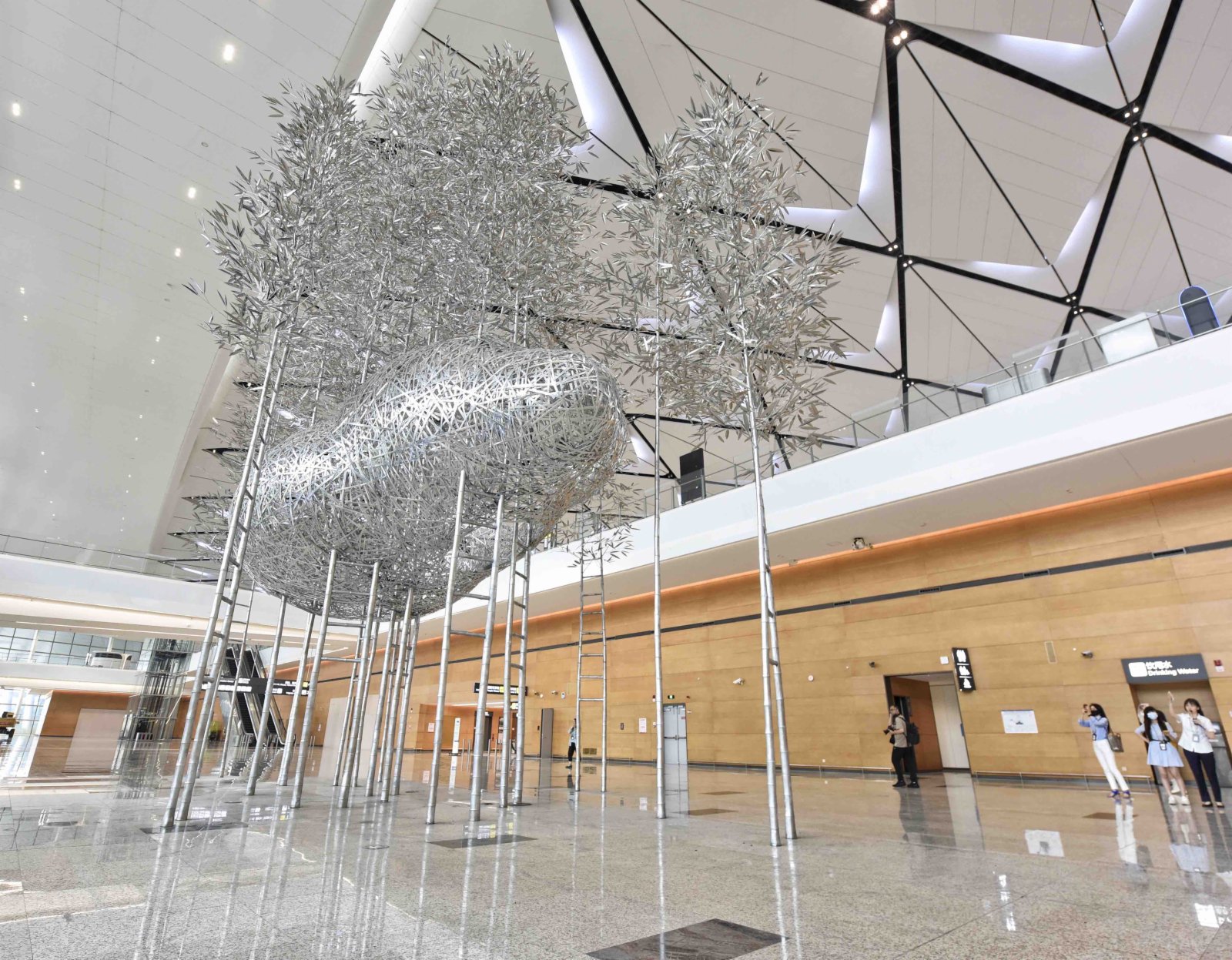 這是6月23日拍攝的成都天府國際機場T1航站樓迎賓廳內陳設的藝術裝置。（新華社）