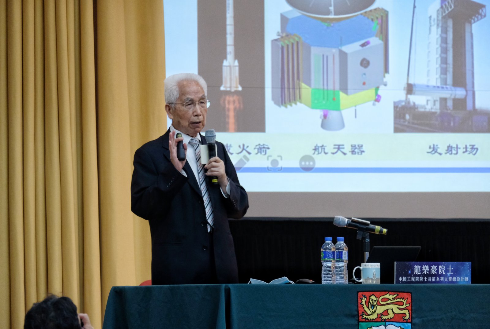 中國工程院院士、長征系列火箭總設計師龍樂豪發表題為《長征火箭與中國航天》的演講。（大公報記者攝）