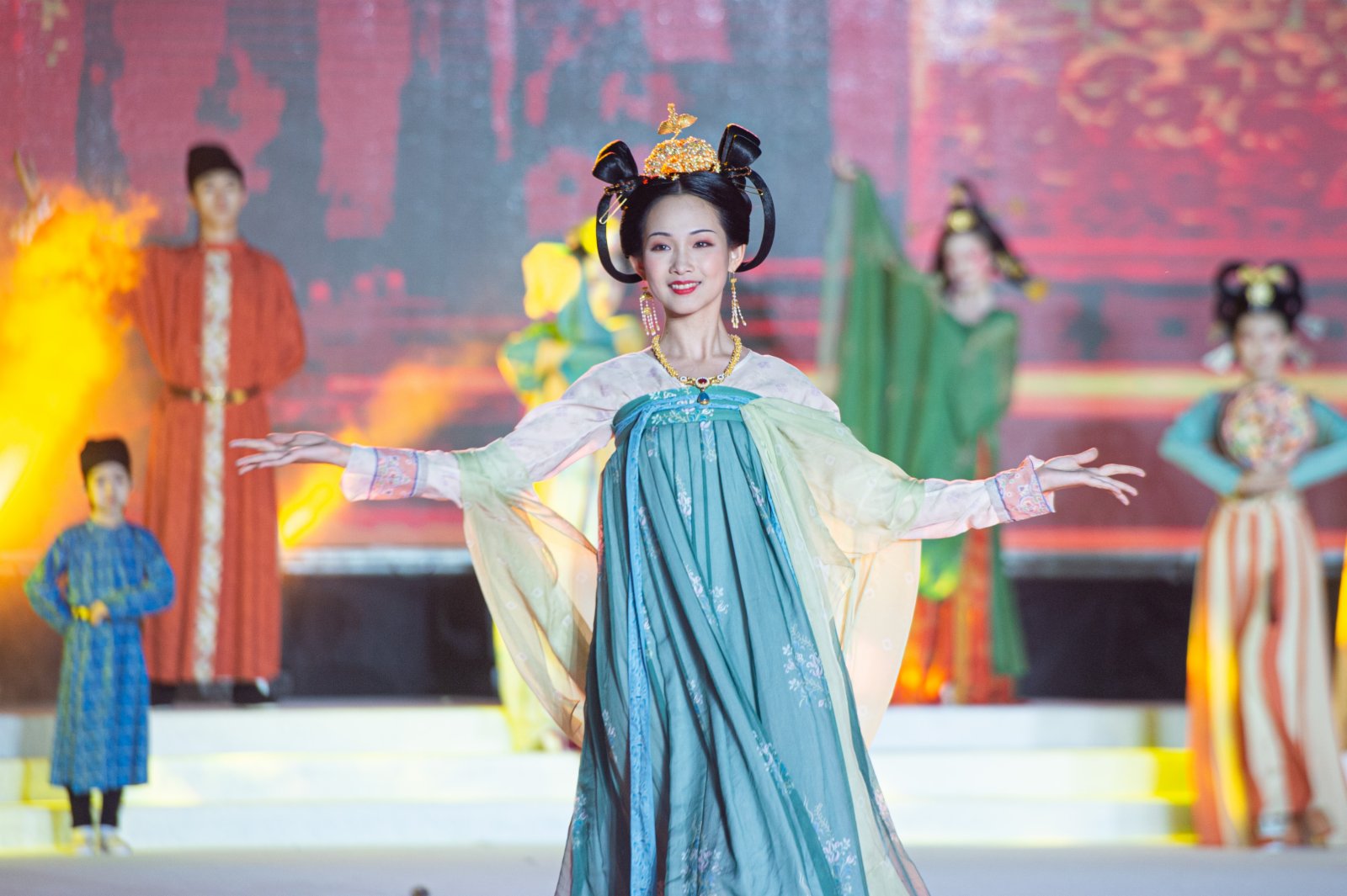 6月23日，模特在杭州亞運服飾秀上展示服裝。（新華社）