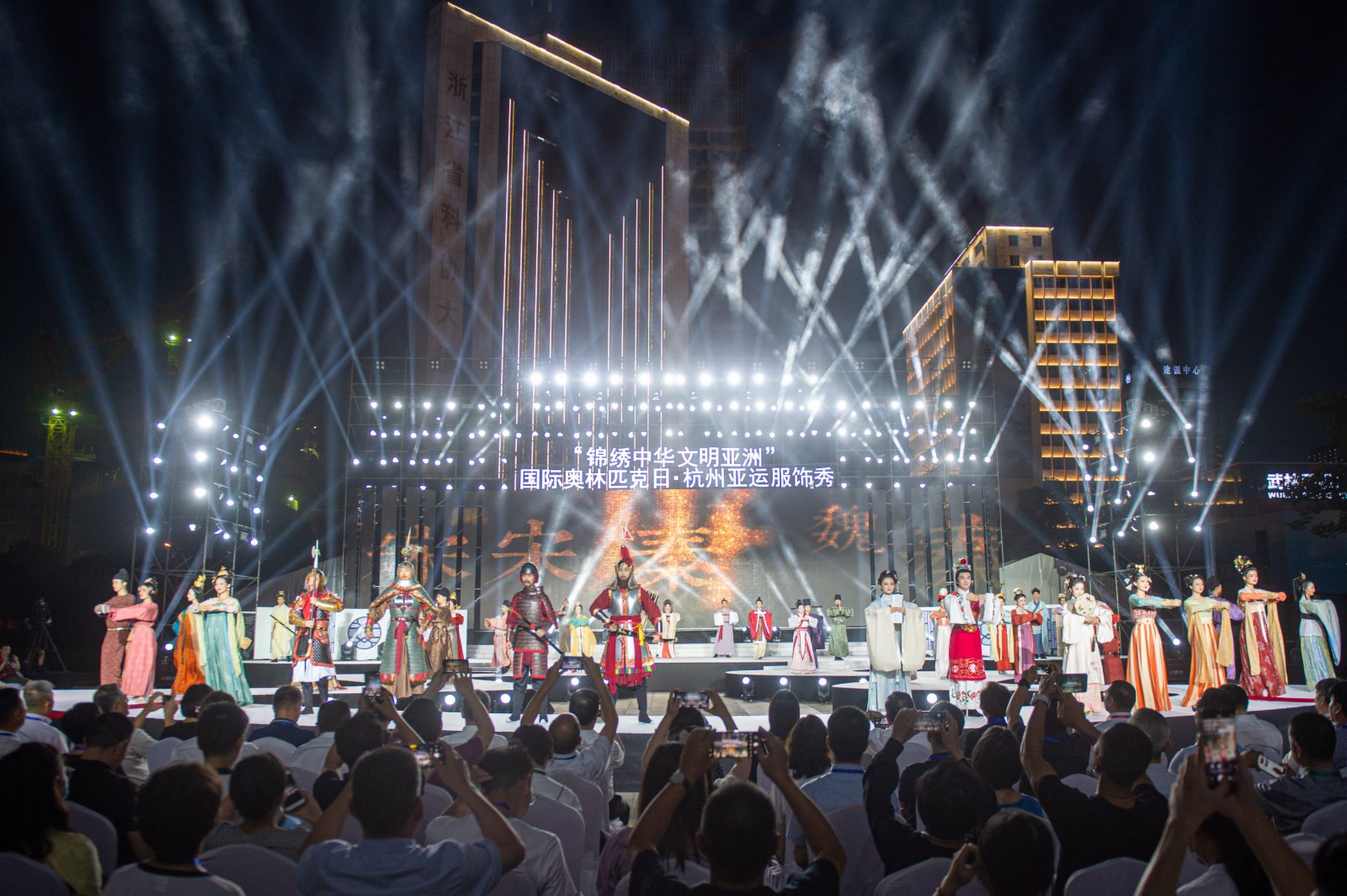 這是6月23日拍攝的杭州亞運服飾秀活動現場。（新華社）