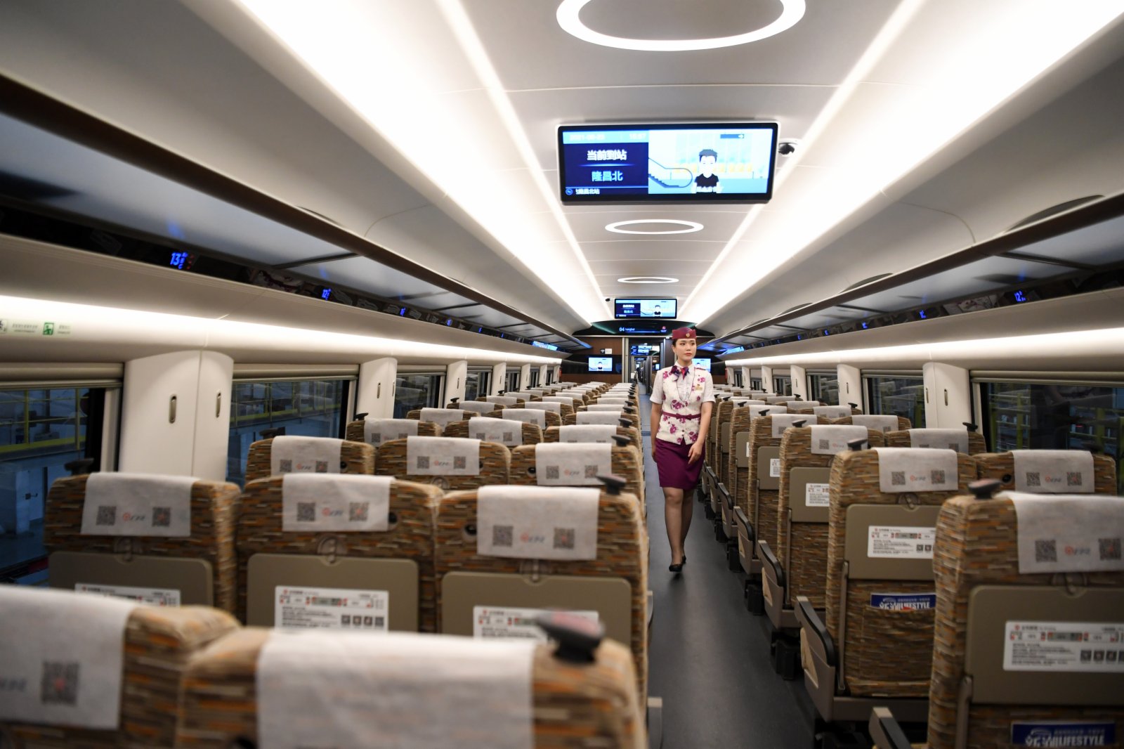 6月23日，乘務人員從CR400AF復興號智能動車組車廂內走過。（新華社）