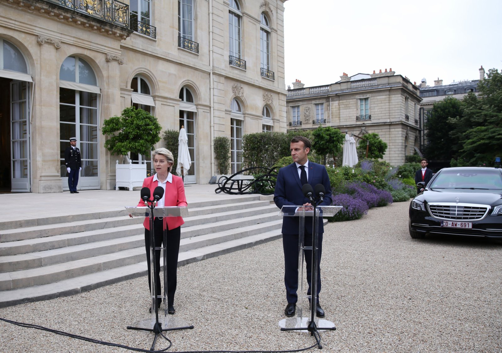 歐盟委員會主席馮德萊恩23日在巴黎宣布，法國經濟復甦計劃獲得歐盟批准。（新華社）
