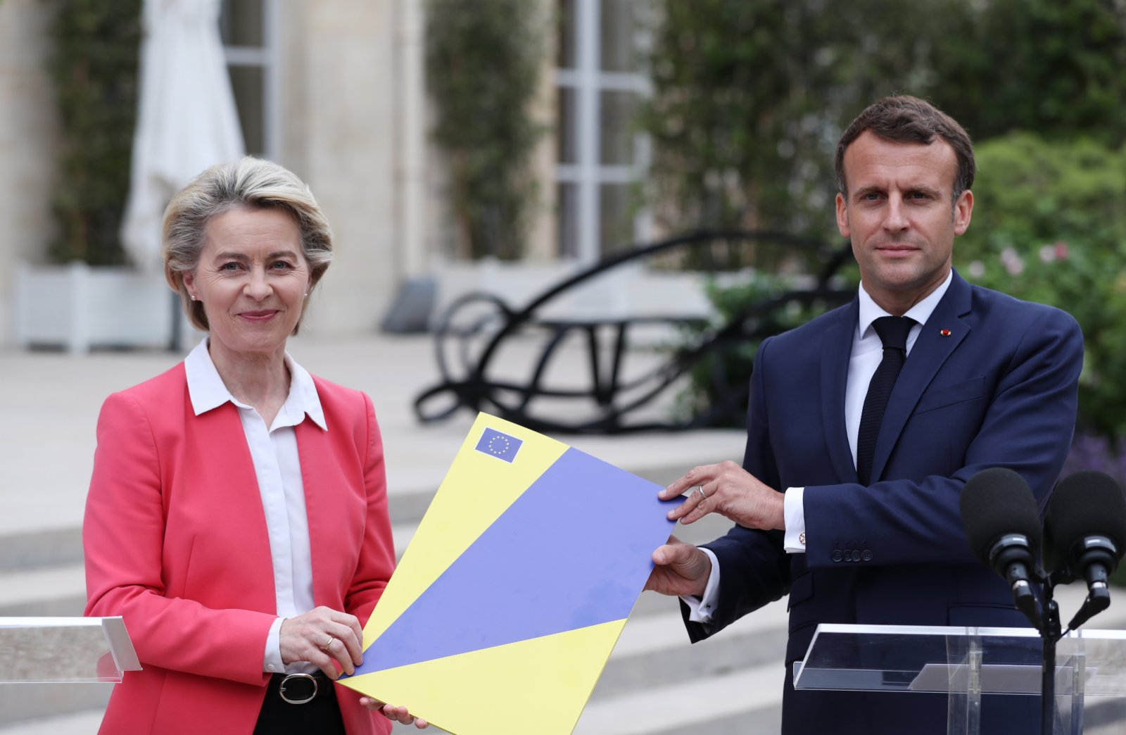 歐盟委員會主席馮德萊恩23日在巴黎宣布，法國經濟復甦計劃獲得歐盟批准。（新華社）
