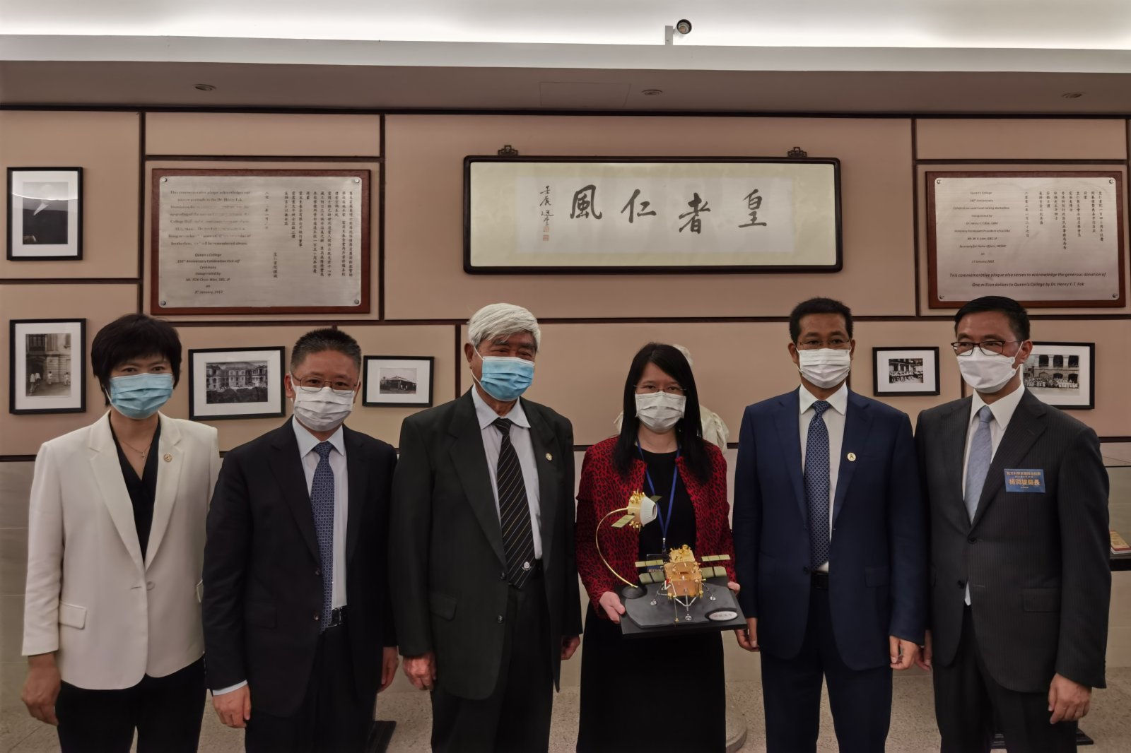 航天科學家團隊今日上午到訪皇仁書院，圖為中國工程院院士、神舟飛船首任總設計師戚發軔（左三）向皇仁書院贈送嫦娥五號模型和紀念郵票。（大公文匯全媒體記者李九歌攝）