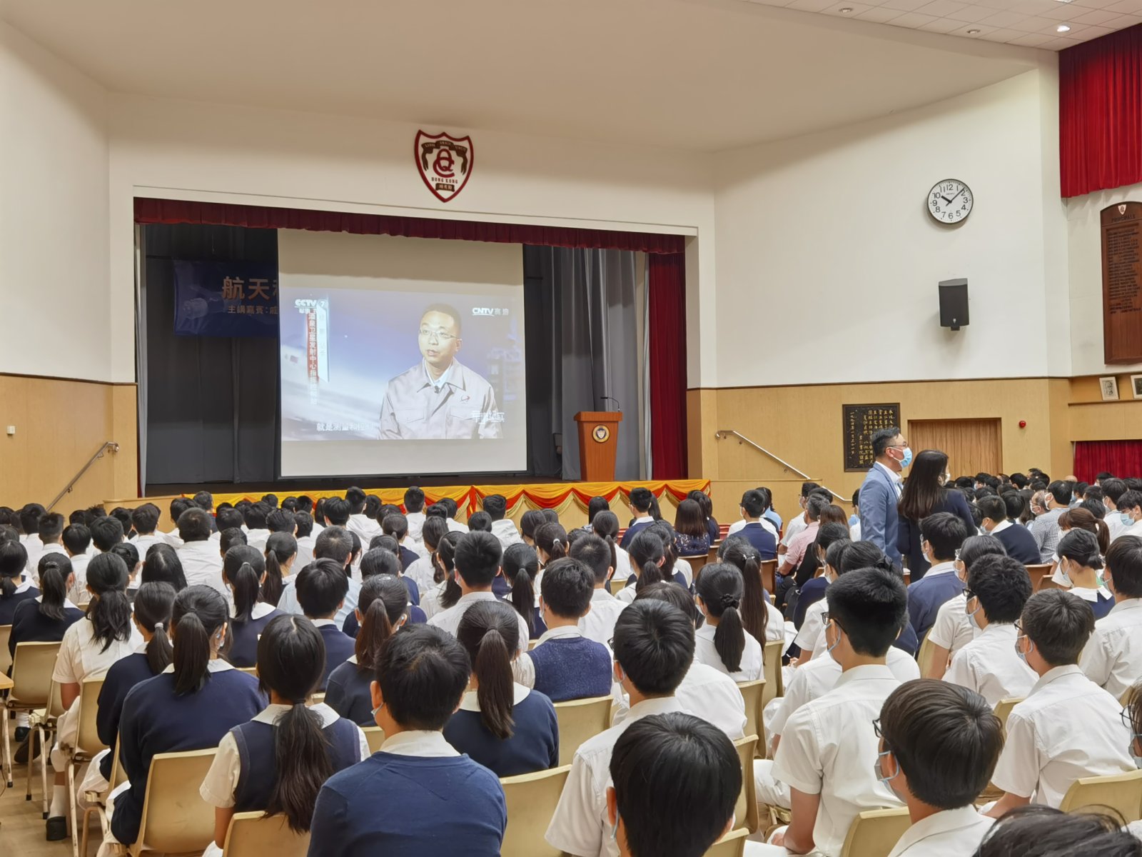 航天科學家團隊今日上午到訪皇仁書院，學生們認真聆聽講座。（大公文匯全媒體記者李九歌 攝）