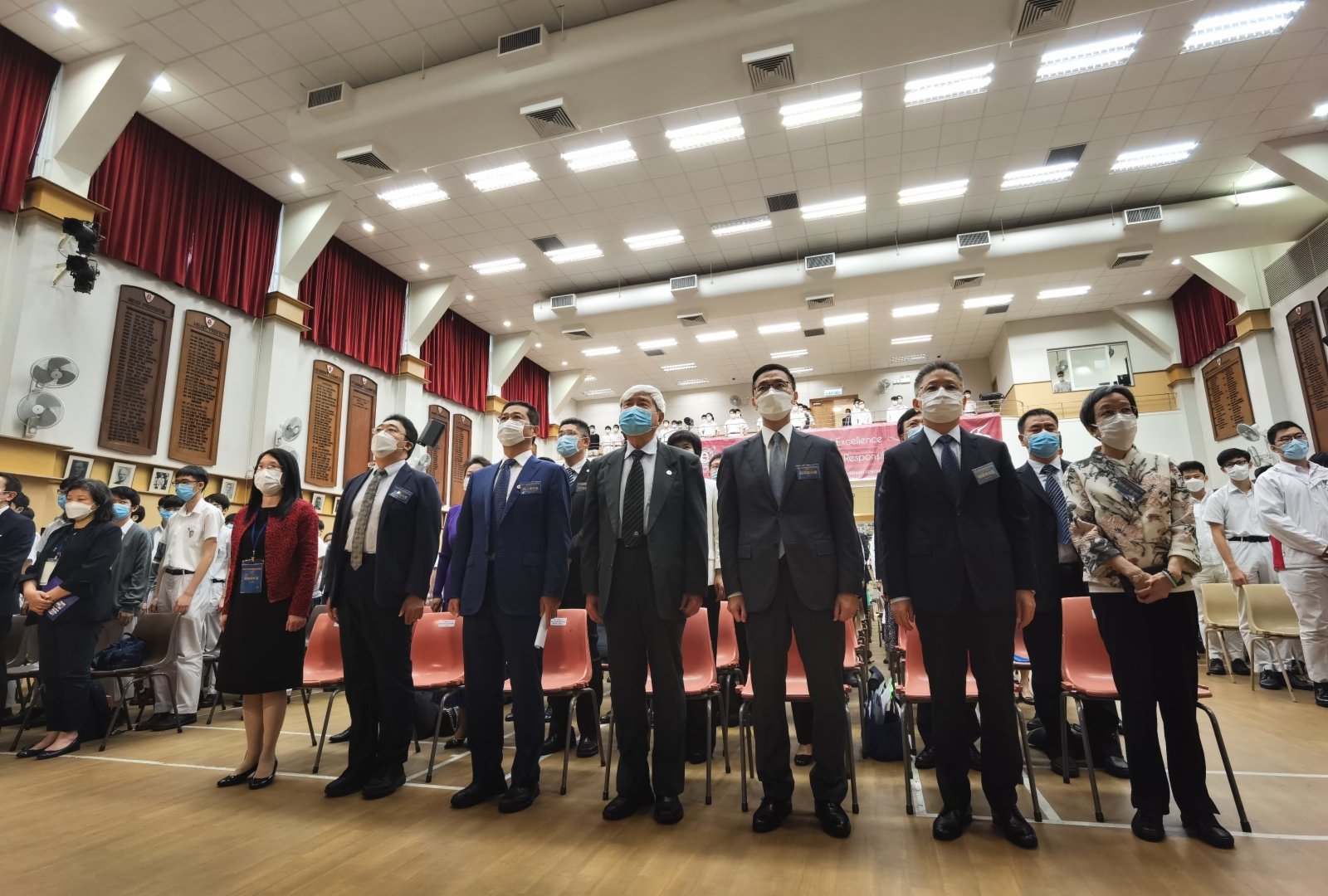 航天科學家團隊今日上午到訪皇仁書院，與會嘉賓入場時全體人員起立奏唱國歌。（大公文匯全媒體記者李九歌 攝）