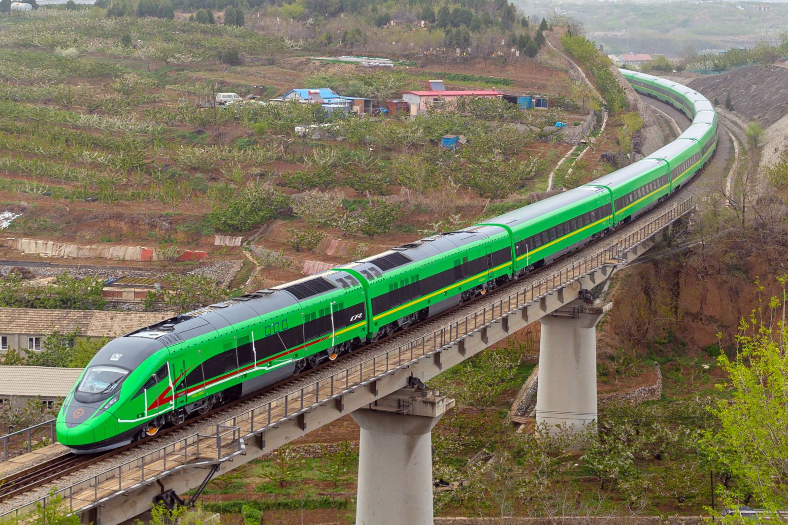 「復興號」高原雙源動力集中動車組（香港文匯報資料圖片）