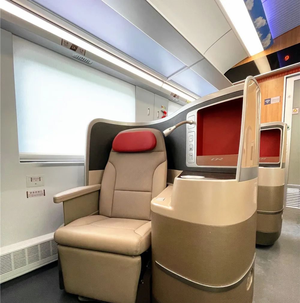 高原版「復興號」商務座配置閱讀燈、充電口、手機無線充電區、顯示屏及WiFi覆蓋。（香港文匯報資料圖片）