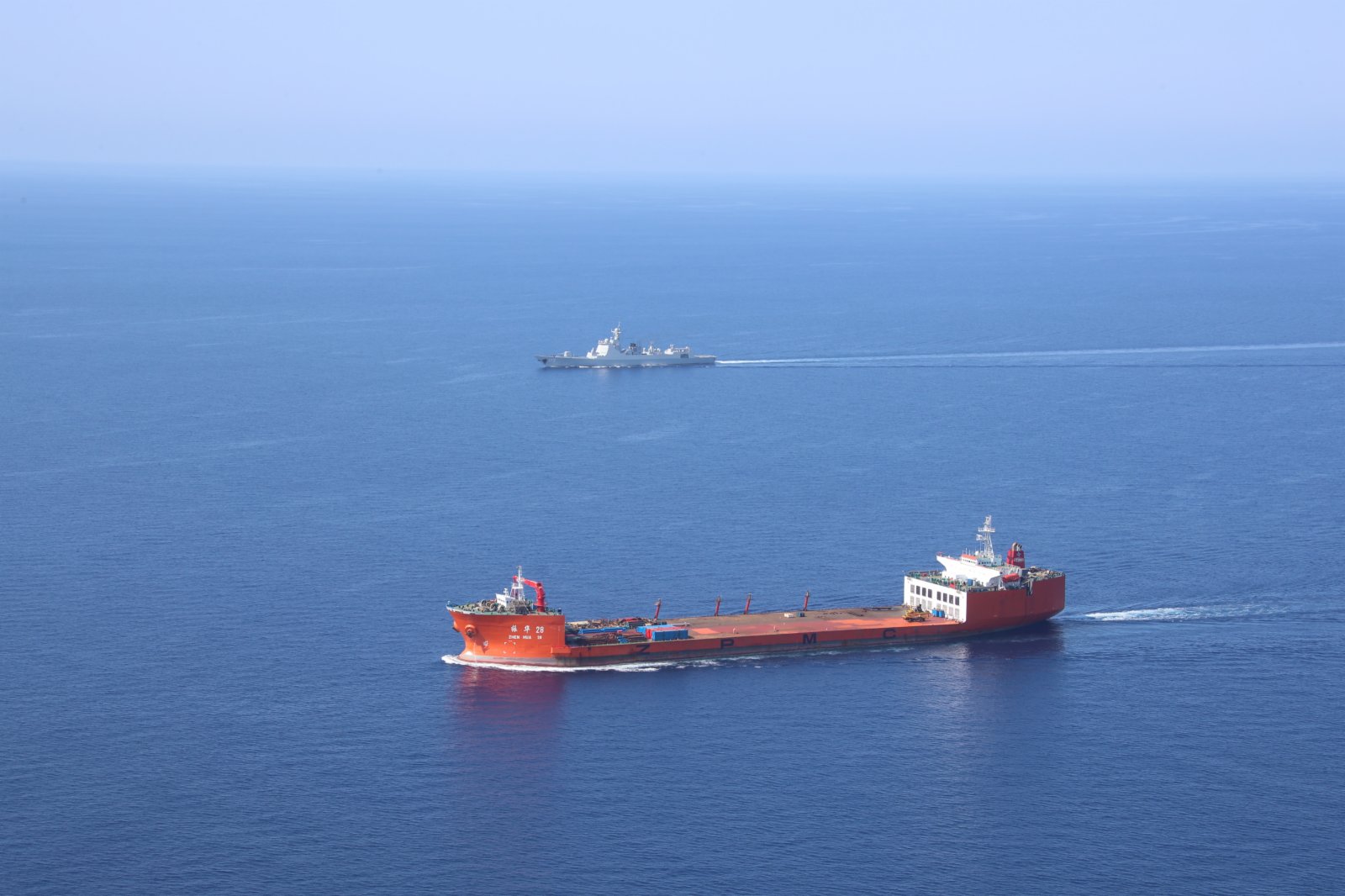 中國海軍第37批護航編隊長沙艦（後）為中國「振華28號」商船伴隨護航。（新華社）
