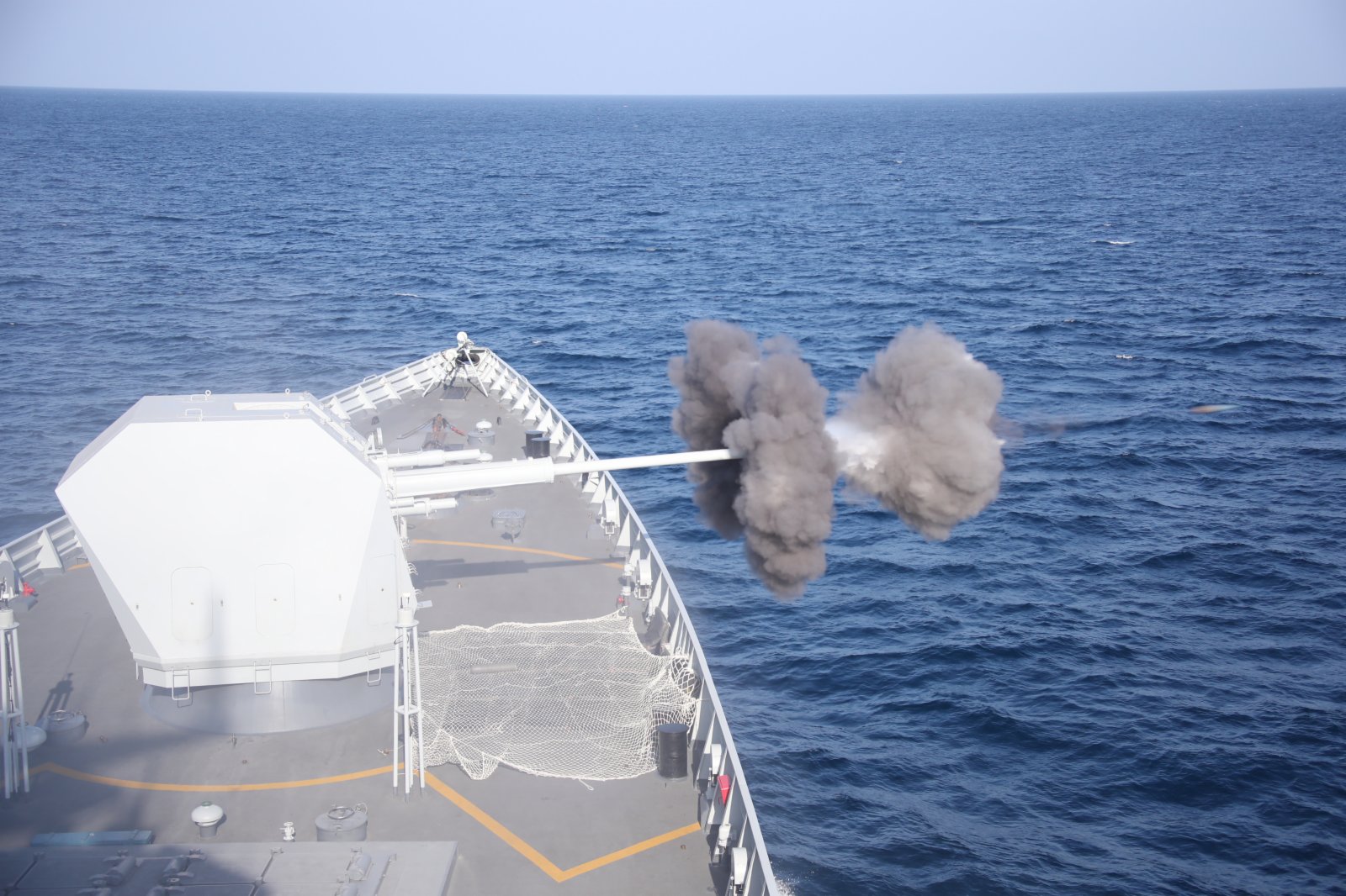 中國海軍第37批護航編隊組織開展多課目實彈射擊訓練，主炮對海射擊。（新華社）
