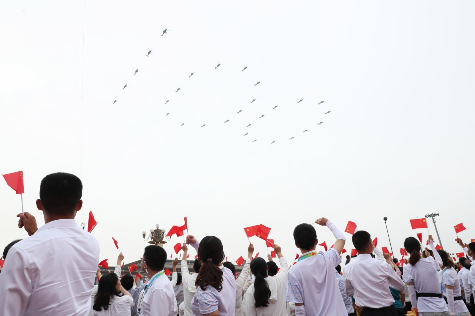 7月1日上午，慶祝中國共產黨成立100周年大會在北京天安門廣場隆重舉行。這是飛行慶祝表演。（新華社）