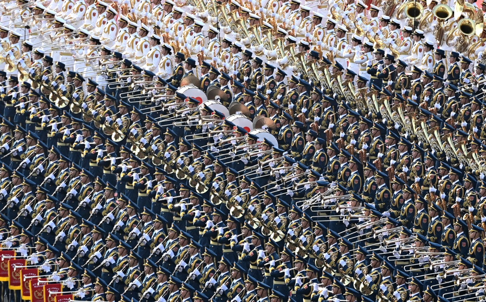 7月1日上午，慶祝中國共產黨成立100周年大會在北京天安門廣場隆重舉行。這是軍樂團在準備。（新華社）
