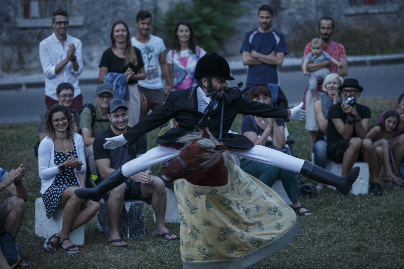 6月30日傍晚，藝術工作者在斯洛文尼亞首都盧布爾雅那進行街頭戲劇節表演。（新華社）