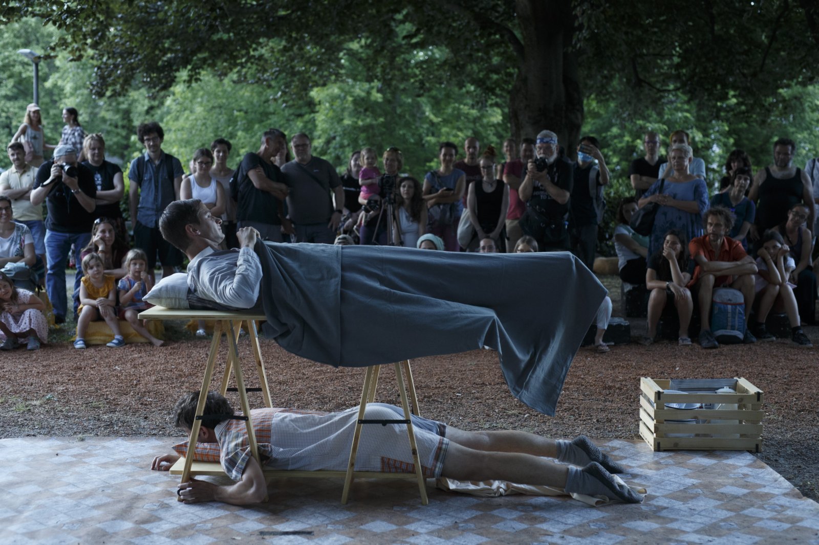 6月30日傍晚，藝術工作者在斯洛文尼亞首都盧布爾雅那進行街頭戲劇節表演。（新華社）