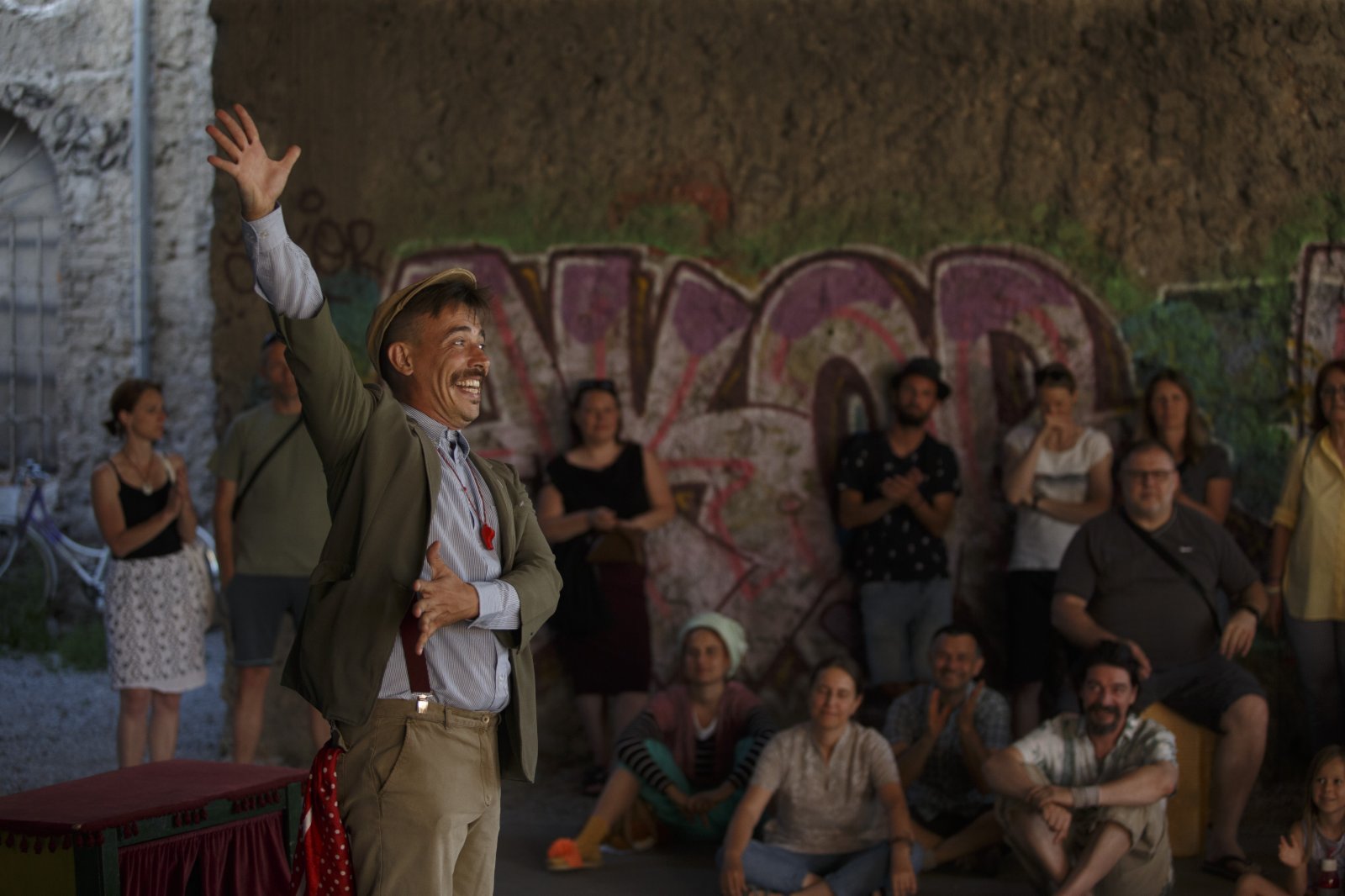 6月30日傍晚，藝術工作者在斯洛文尼亞首都盧布爾雅那進行街頭戲劇節表演。（新華社）