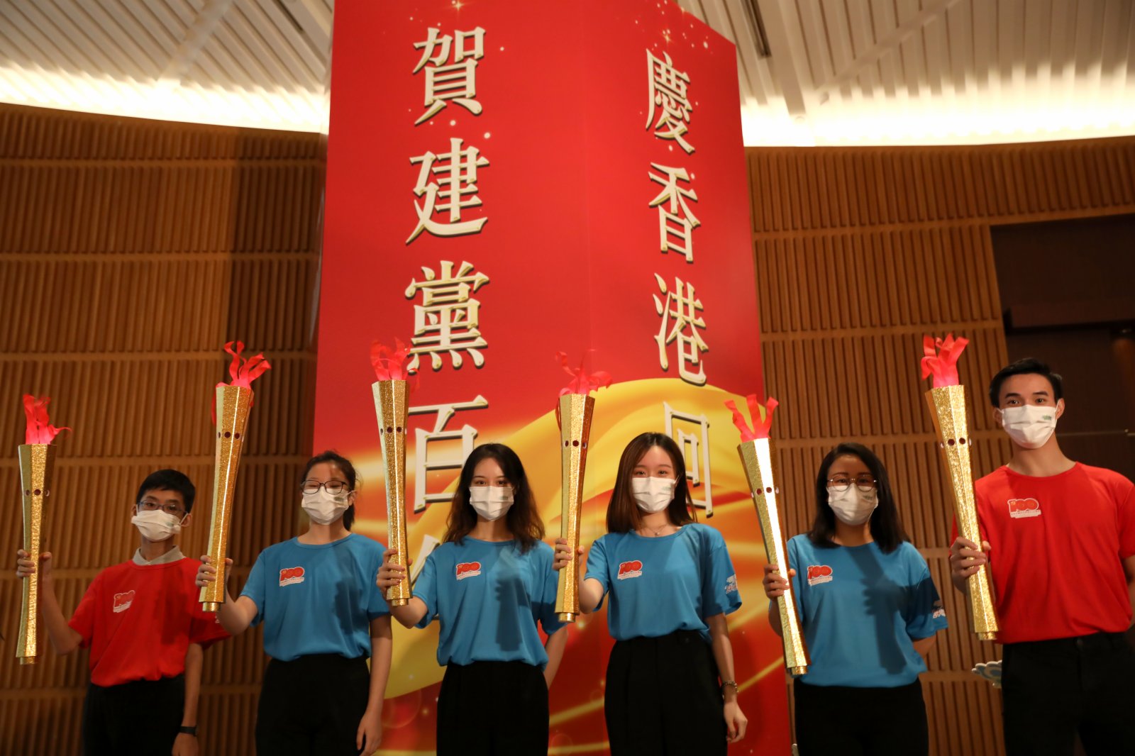 7月1日，參加香港「薪火相傳」接力跑的運動員代表合影留念。（新華社）